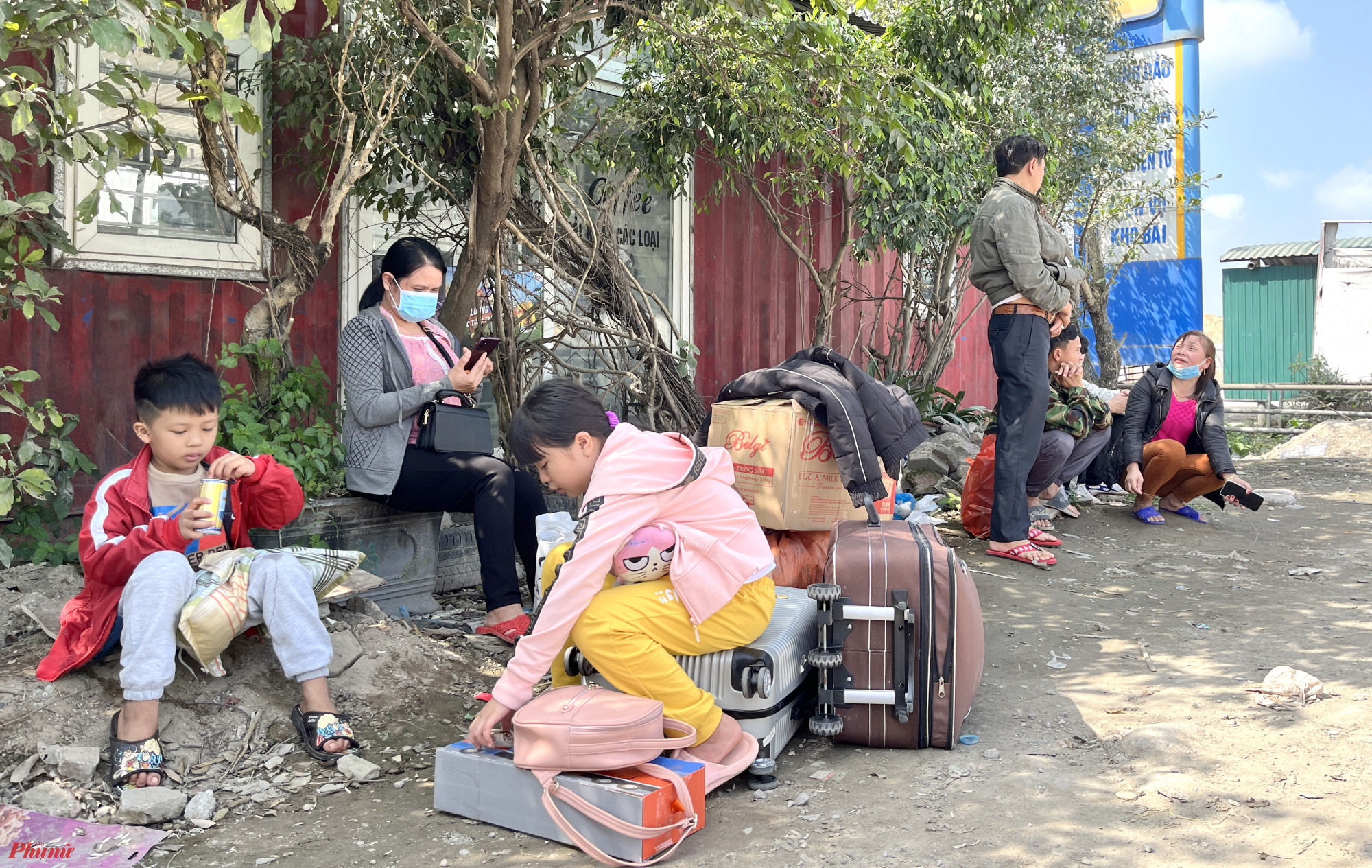 “Chúng tôi gọi đặt xe trước rồi. Nhà xe hẹn 8g mà giờ đã hơn 10g nhưng vẫn chưa đến. Gọi hỏi họ bảo đường tắc quá”, anh Hoàng nói.