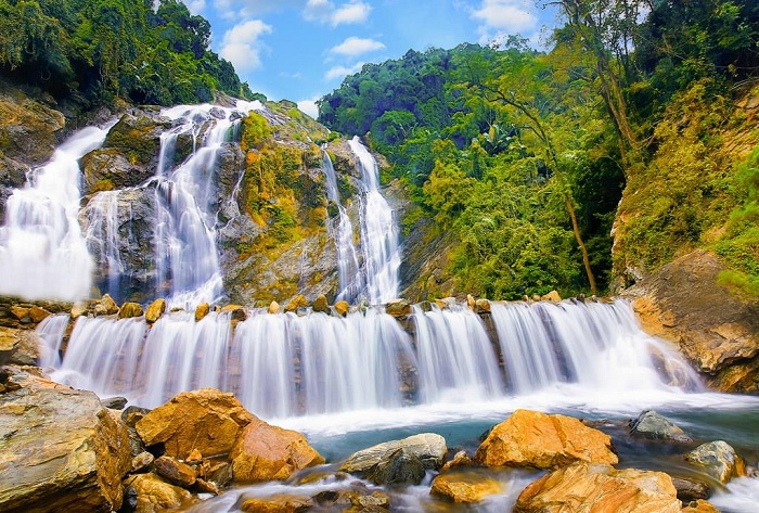 Thác Trắng nằm cách thành phố Quảng Ngãi chừng 23km về hướng Tây Nam thuộc địa bàn xã Thanh An, huyện Minh Long. Nơi hoang sơ này đang là điểm đến của nhiều người trong những ngày hè cuối tuần và cũng là một địa điểm hấp dẫn đối với dân “phượt”. Ảnh: Đại Thanh