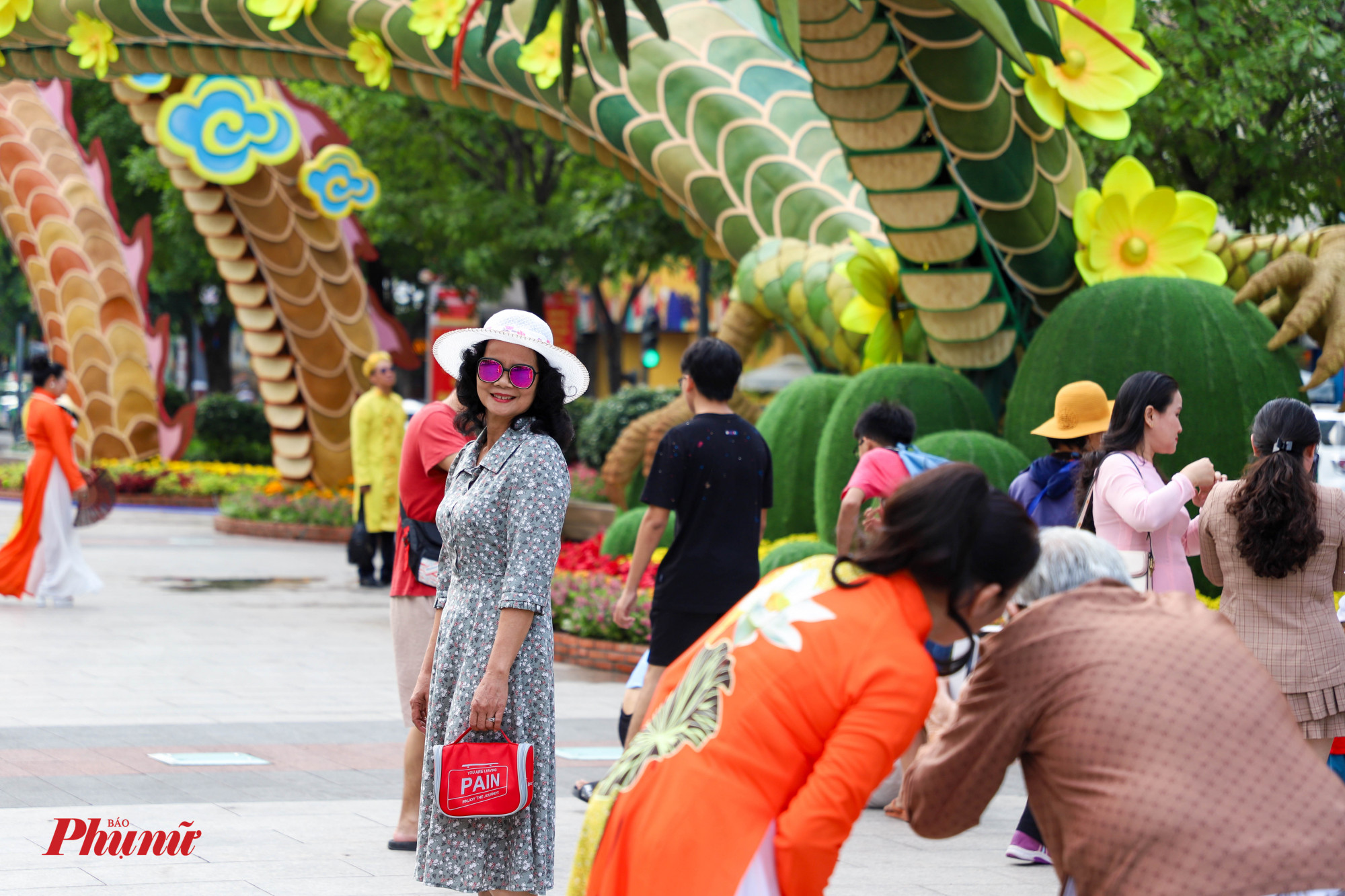 Nhiều người dân cho biết, những ngày này tương đối vắng khách dui lịch, nên chụp ảnh với đường hoa, ptaji cổng chào dễ dàng và đẹp hơn.