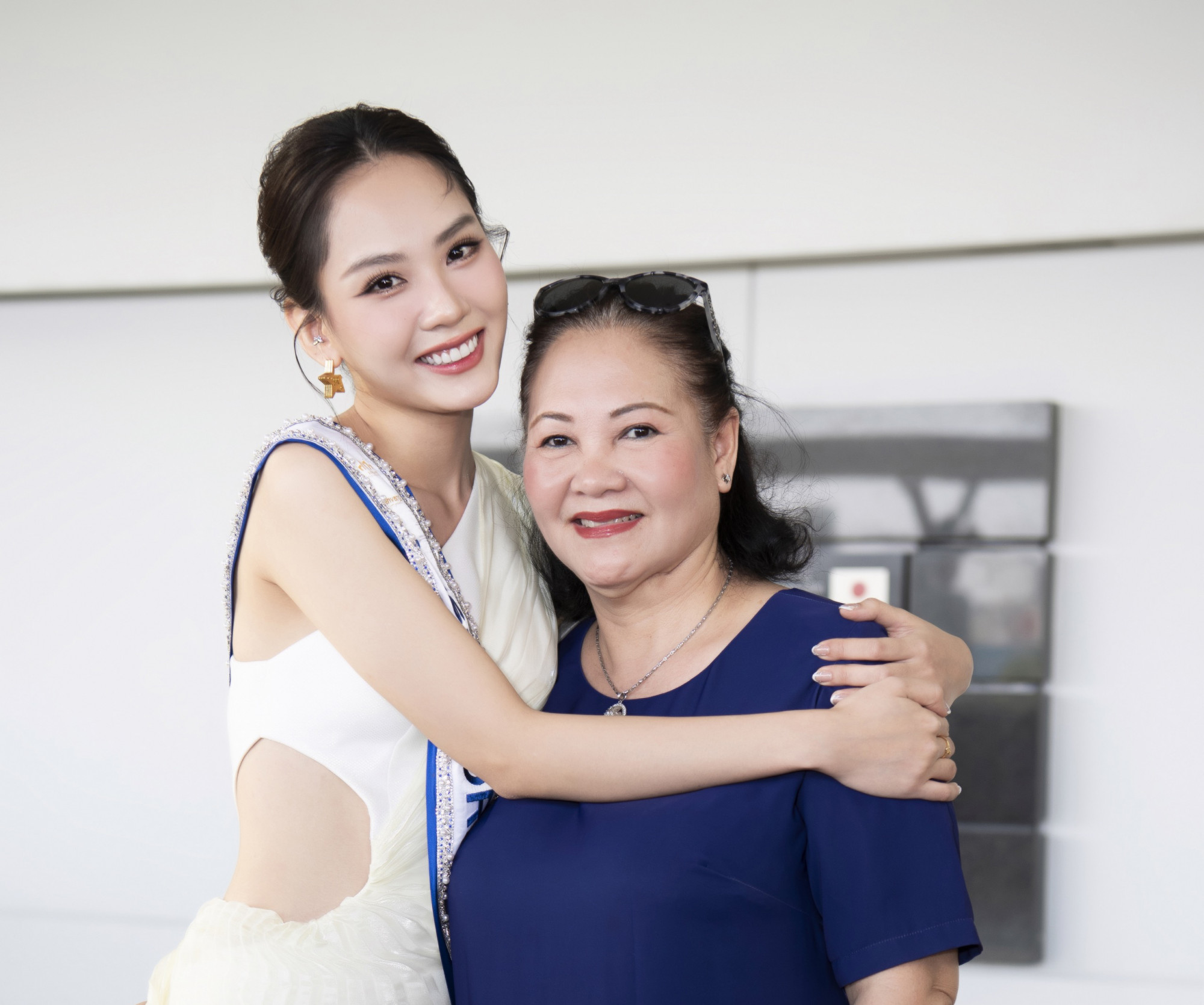 Bà Nguyễn Thị Phương Mai tiễn con gái Mai Phương sang Ấn Độ thi Hoa hậu Thế giới