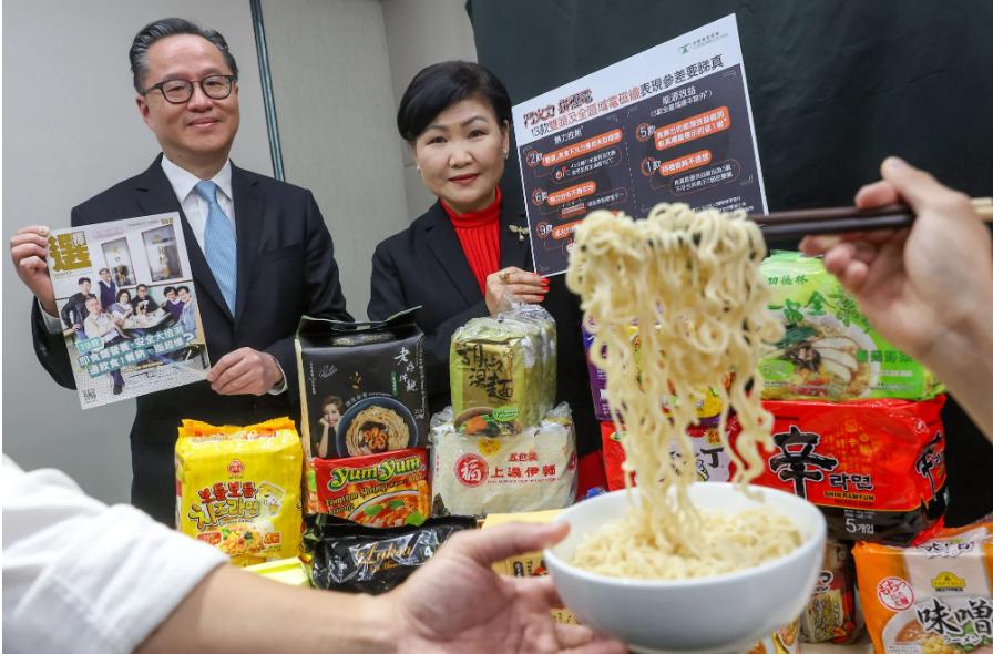 Kenneth Chan Kin-nin và Gilly Wong Fung-han của Hội đồng người tiêu dùng đã cảnh báo rằng gần 90% mì ăn liền được kiểm tra đã phát hiện có chứa chất gây ô nhiễm tiềm ẩn gây ung thư.