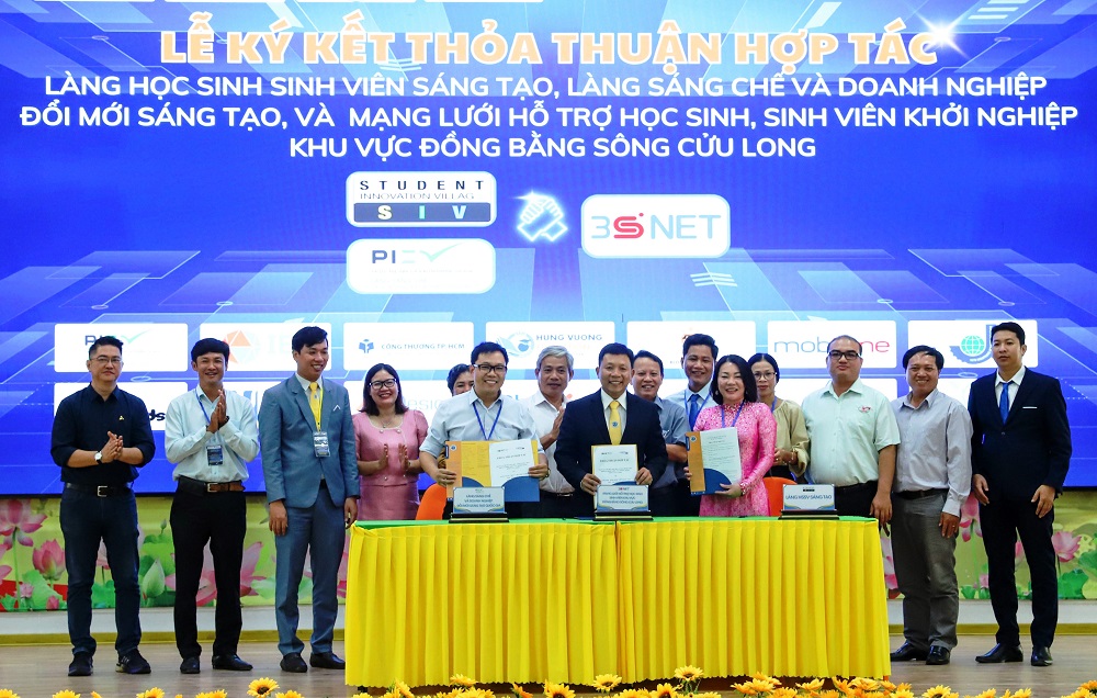 Phó giáo sư - tiến sĩ  Nguyễn Minh Hòa - Hiệu trưởng Trường ĐH Trà Vinh ký thỏa thuận hợp tác về hỗ trợ học sinh sinh viên khởi nghiệp