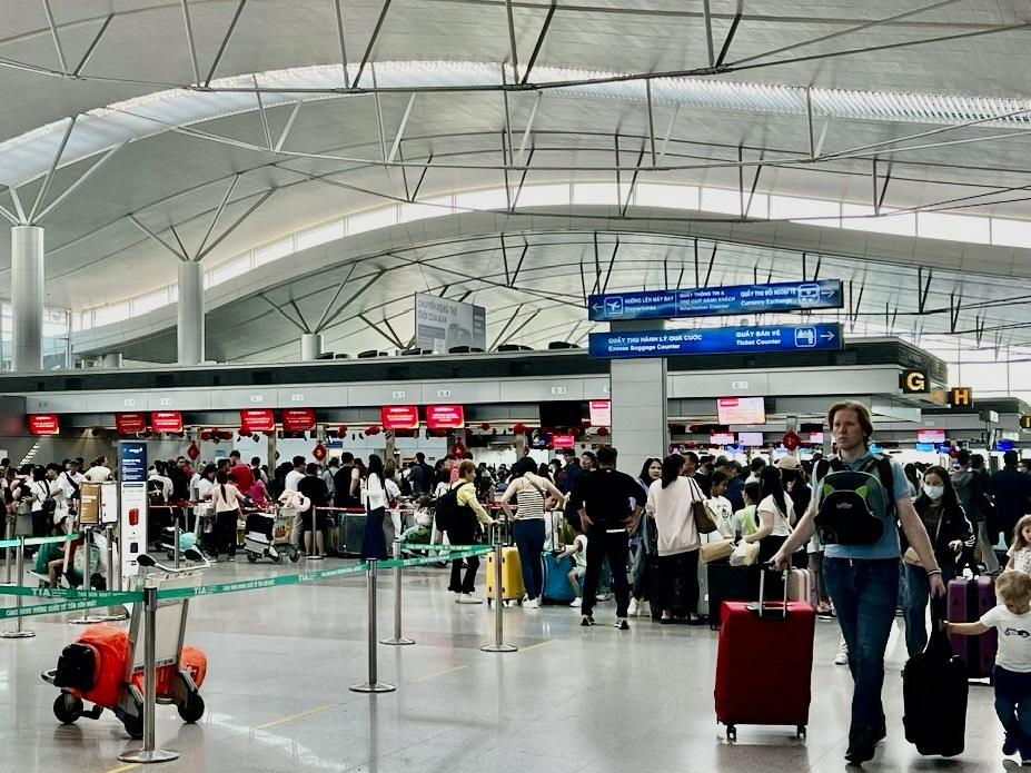 Khu vực làm thủ tục hàng không ga đi quốc tế Tân Sơn Nhất đông đúc khách.