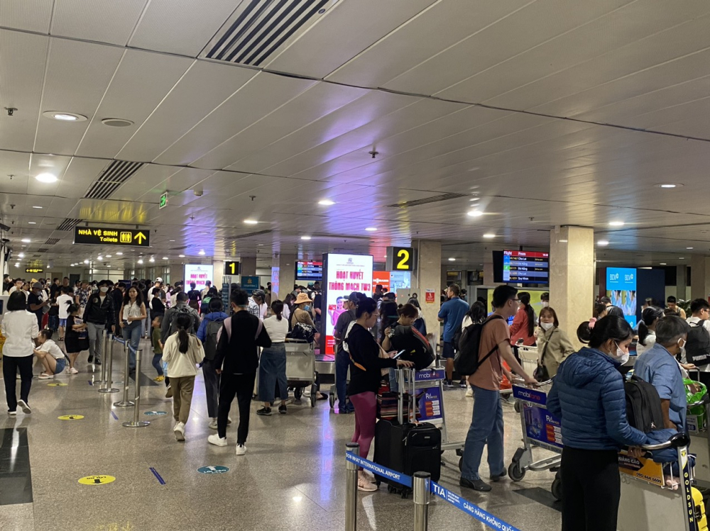 Khu vực chờ lấy hành lý bên trong ga quốc nội Tân Sơn Nhất ken đặc vào sáng 17/2 (mùng 8 tháng giêng).