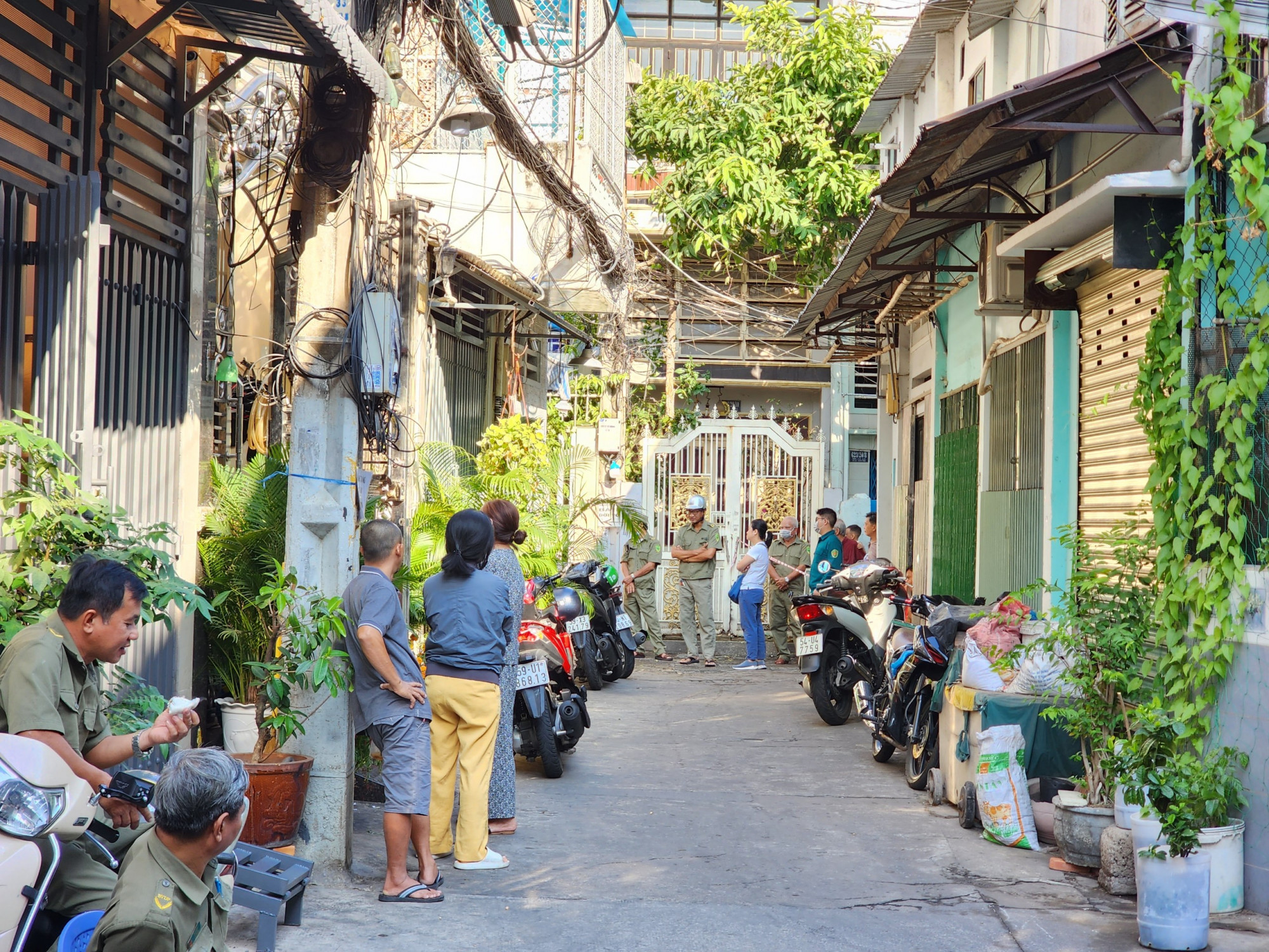 Lực lượng chức năng có mặt phong tỏa khu vực.