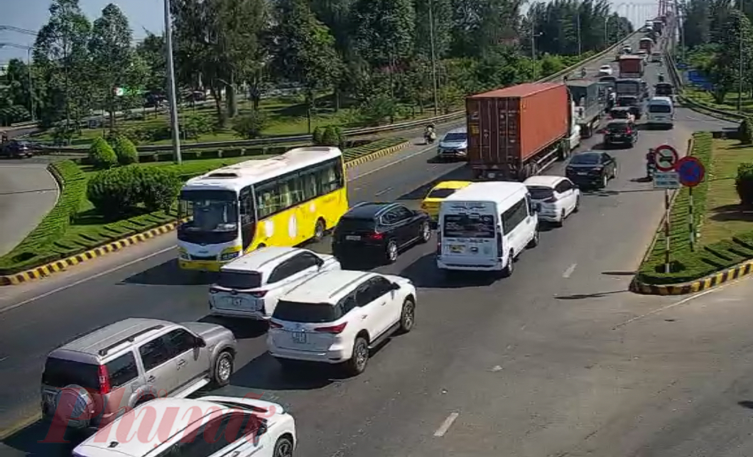 Phía bờ tỉnh Tiền Giang, các phương tiện nối đuôi nhau, nhích từng chút một di chuyển khá chậm qua cầu Rạch Miễu 