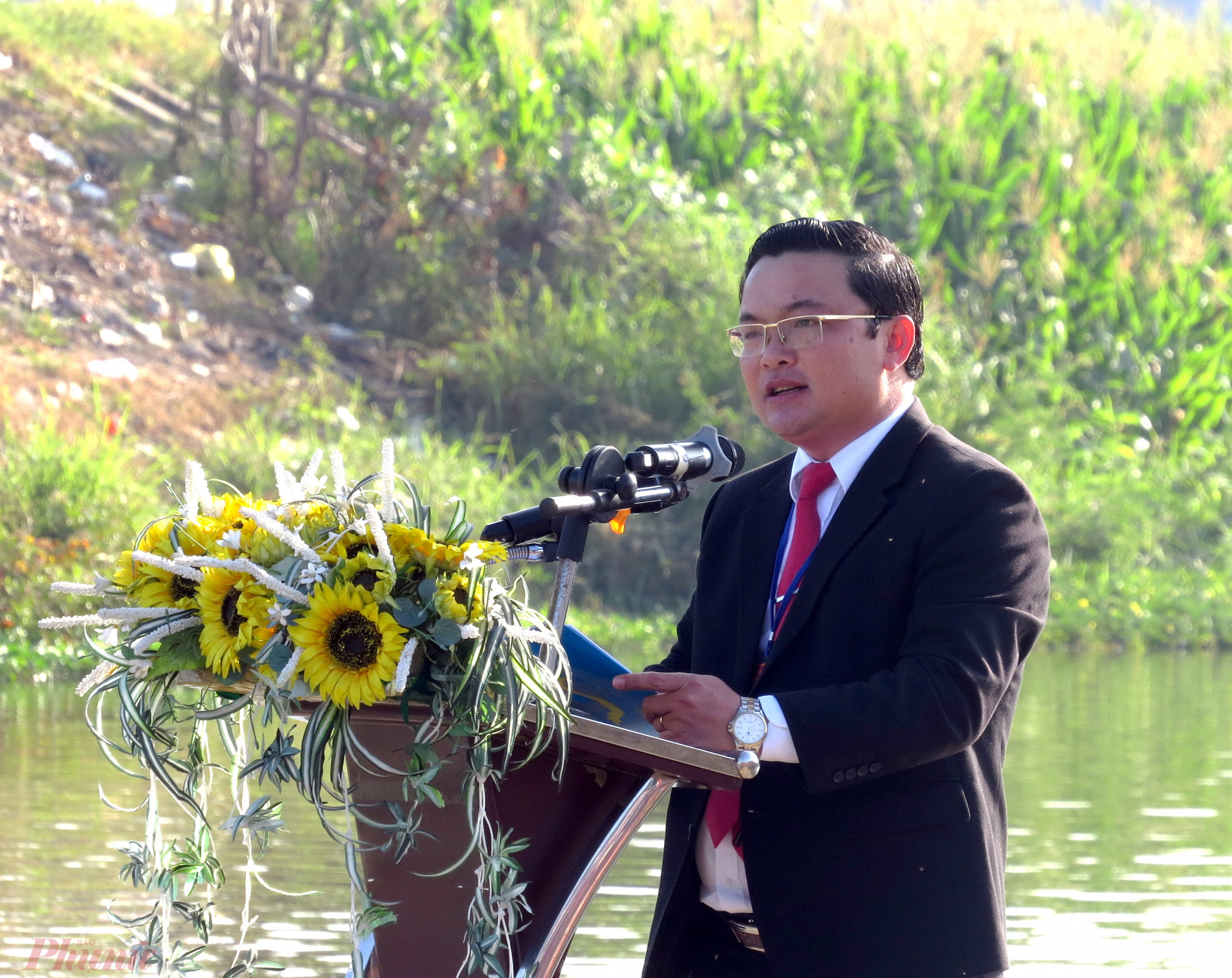 Phát biểu khai mạc lễ hội, ông Lê Minh Tâm - Phó chủ tịch UBND thị xã Ninh Hòa cho biết, ở thị xã, lễ hội thuyền hoa và đua thuyền trên sông Dinh đã được tổ chức hơn 10 năm và đã trở thành sự kiện hấp dẫn, thu hút sự tham gia cổ vũ, hưởng ứng nhiệt tình của đông đảo nhân dân và du khách. Việc tổ chức lễ hội thuyền hoa và đua thuyền trên sông Dinh ngoài việc tạo không gian văn hóa, lễ hội phục vụ nhu cầu hưởng thụ văn hóa của người dân, tạo không khí ấm áp, rộn ràng của những ngày đầu xuân mới. Lễ hội còn được tổ chức để góp phần giới thiệu hình ảnh, nét văn hóa truyền thống của vùng đất, con người Ninh Hòa và hướng tới trở thành sản phẩm du lịch đặc trưng của thị xã mỗi dịp Tết đến xuân về