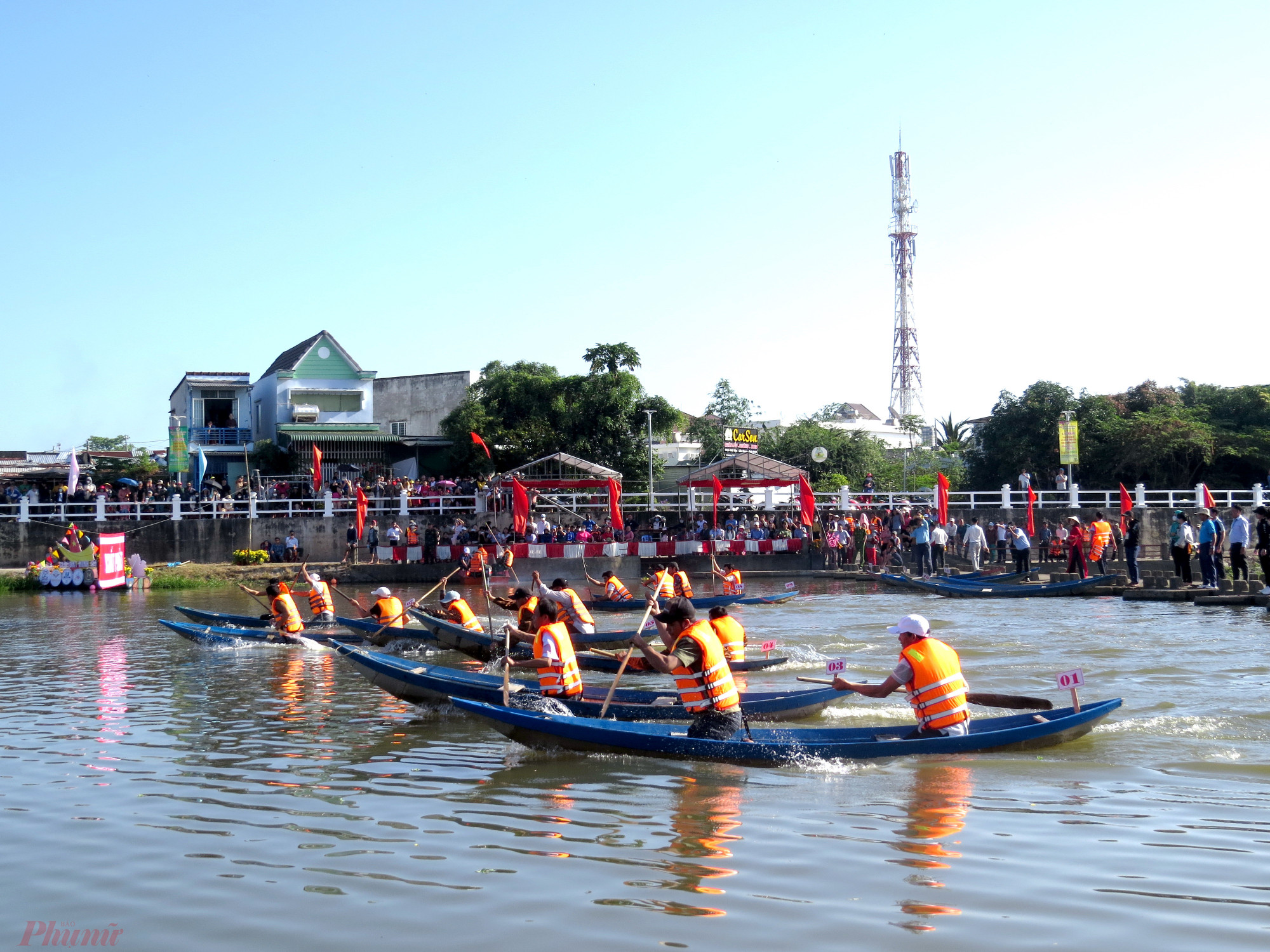 Ở phần thi đua ghe, các vận động viên ở các xã phường đã thi đấu ở các nội dung gồm đôi nam, đôi nữ, đơn nam, đơn nữ và đôi nam nữ kết hợp