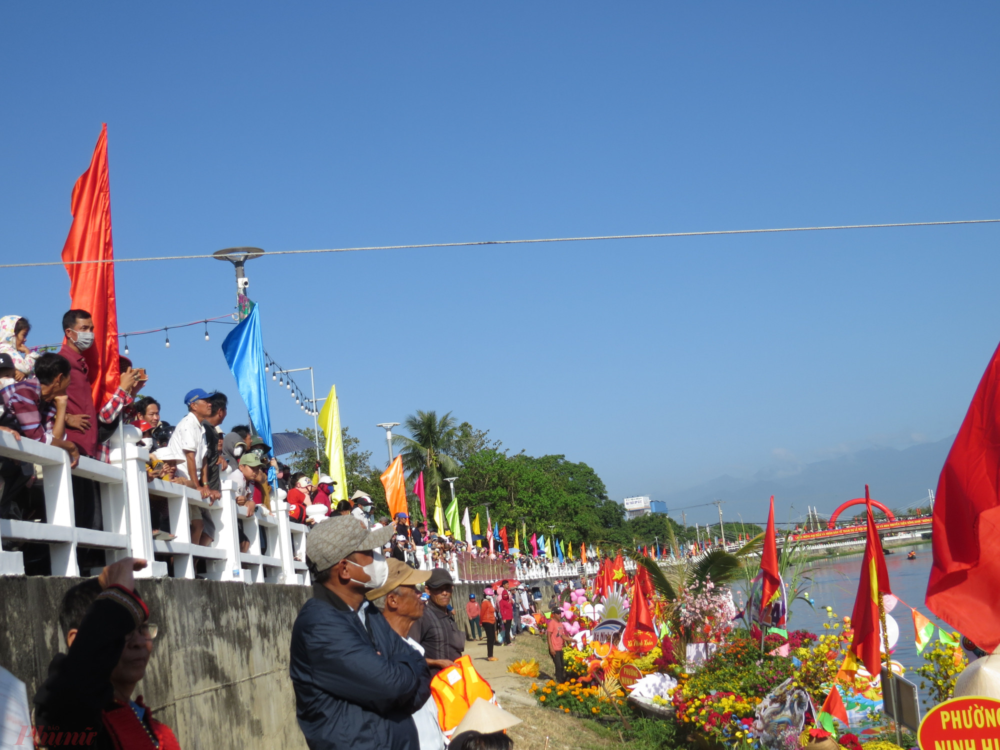 Ngay từ sáng sớm, khúc sông Dinh đoạn từ đập Chị Trừ đến cầu Dinh 1 (phường Ninh Hiệp, thị xã Ninh Hòa) trở nên sôi động, náo nhiệt hơn thường lệ