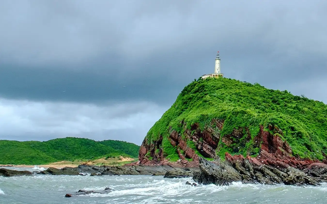 Khu du lịch Móng Cái Trà Cổ Tour du lịch Móng Cái Trà Cổ chắc chắn là một trong những lựa chọn hàng đầu của du khách khi đến với thành phố biển xinh đẹp này. Bãi cát trắng mịn và bờ biển rộng của biển Quảng Ninh là nơi du khách có thể thoải mái tắm mắt và trải nghiệm các trò chơi dưới nước đầy hấp dẫn.  Check-in khu du lịch Trà Cổ Khu du lịch Trà Cổ là lựa chọn hàng đầu khi đến Móng Cái (Ảnh: Vinpearl)  6.2 Mũi Sa Vĩ - điểm cực Bắc của Việt Nam Mũi Sa Vĩ (hay còn gọi là Mũi Gót) là điểm cực Bắc của Tổ quốc. Ở mũi Sa Vĩ có bức phù điêu ba cây thông sừng sững hiên ngang, là niềm cảm hứng cho tác phẩm thơ ca của nhà thơ Tố Hữu. Từ trên cao, bạn có thể nhìn thấy bờ biển dài đang “dang tay” che chở cho vùng đất và con người nơi đây trước gió bão.  Mũi Sa Vĩ - điểm cực Bắc của Việt Nam Mũi Sa Vĩ - điểm cực Bắc của Việt Nam (Ảnh: Thành phố Móng Cái)  6.3 Cửa khẩu Móng Cái Đây là cảng quốc tế kết nối với cảng Đông Hưng ở thành phố Đông Hưng, tỉnh Quảng Tây, Trung Quốc. Những người có kinh nghiệm du lịch Móng Cái chia sẻ, du khách có thể đăng ký tham quan với các đồng chí tại đồn biên phòng, sau đó vào khu vực kiểm tra biên giới làm thủ tục để được chụp ảnh check-in với cột mốc 1369.  Cửa khẩu Móng Cái Cửa khẩu Móng Cái @internet  6.4. Chợ trung tâm Móng Cái Khu chợ rộng tới 20.000 mét vuông có khá nhiều mặt hàng, chủ yếu là hàng nhập khẩu từ Trung Quốc như quần áo, hàng điện tử, giày dép, đồ chơi trẻ em, hoa quả, bánh kẹo,... Ngoài ra, khi đến đây du khách còn có thể mua hải sản và các mặt hàng nông sản như chè, cà phê, hạt tiêu.  Chợ trung tâm Móng Cái Chợ trung tâm Móng Cái @internet  6.5. Thành phố Đông Hưng - Trung Quốc Nếu muốn đặt chân đến biên giới nước bạn, du khách có thể làm thủ tục xuất cảnh để ghé thăm thành phố Đông Hưng của Trung Quốc. Thành phố này có dịch vụ xe điện đưa đón với giá 10 - 30 CNY/ lượt (khoảng 35.000 - 105.000 VND/ chiều).  Thành phố Đông Hưng - Trung Quốc Thành phố Đông Hưng - Trung Quốc @internet  Lịch trình thăm quan thành phố Đông Hưng thường chỉ mất khoảng một giờ đồng hồ. Du khách cần chuẩn bị 2 ảnh 4x6, CMND/ thẻ căn cước công dân/ giấy khai sinh (đối với trẻ em dưới 15 tuổi) để làm thủ tục xuất cảnh.  6.6 Đảo cồn đá Vĩnh Trung Đảo Vĩnh Trung là địa điểm check-in không thể bỏ qua khi khám phá du lịch Móng Cái. Trên đảo có bãi biển dài khoảng 2 cây số, với cát trắng nắng vàng. Hòn đảo này độc đáo ở chỗ có hàng trăm cồn đá nhấp nhô trên biển với muôn hình vạn trạng, rất thích hợp để chụp những bức ảnh “để đời”.  Đảo cồn đá Vĩnh Trung Đảo cồn đá Vĩnh Trung - địa điểm check-in “hot” @internet  6.7 Đảo Cái Chiên Cái Chiên là một khu du lịch mang nhiều nét hoang sơ, với bãi cát dài trắng mịn và những cánh rừng phi lao xanh bạt ngàn. Diện tích rừng nguyên sinh trên đảo rộng hơn 500 ha, với rất nhiều loại cây và chim quý hiếm. Nước biển ở đây trong xanh và mát mẻ quanh năm, giúp xua tan cái nắng gay gắt của mùa hè.  Đảo Cái Chiên Đảo Cái Chiên @internet  6.8 Đảo Vĩnh Thực Đảo Vĩnh Thực còn rất hoang sơ và chưa có các dịch vụ du lịch hiện đại. Hòn đảo này nằm tách biệt khỏi sự hối hả và nhộn nhịp của thành phố, với tiếng sóng êm đềm và cảnh thiên nhiên hoang sơ. Chính nét riêng biệt này đã mang đến cho du khách những trải nghiệm độc đáo và khó quên.