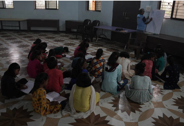 Trẻ em tại Happy Indian Village học tiếng Anh và tiếng Hindi. Ảnh: Bhat Burhan