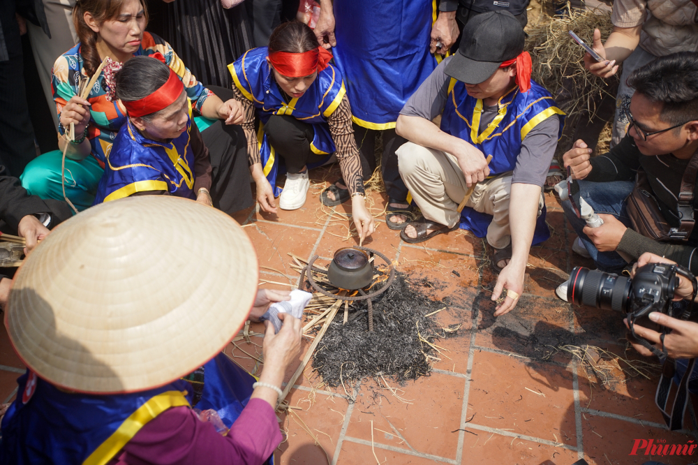 Trong hội thi, các đội thi phải phân chia người một cách hiệu quả trong các công đoạn: Giã gạo, lấy nước, vo gạo và kéo lửa. Các đội phải tính toán sao cho khi lửa vừa lên thì phải nhanh chóng đưa vào nấu cơm ngay.