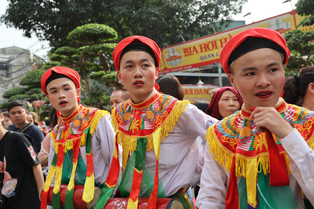 Chân dung các 'con đĩ' mặt hoa da phấn trong hội làng Triều Khúc.