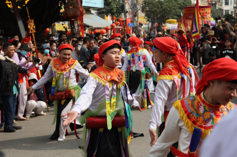 Nổi bật trong dàn 'mỹ nữ' của làng Triều Khúc, nổi bật là cậu bé Lưu Bảo Khánh với gương mặt bầu bĩnh trình diễn điệu múa thanh thoát. Được biết, Khánh mới 13 tuổi và lần đầu tiên được lựa chọn vào đội ngũ các chàng trai giả gái để nhảy điệu múa bồng.