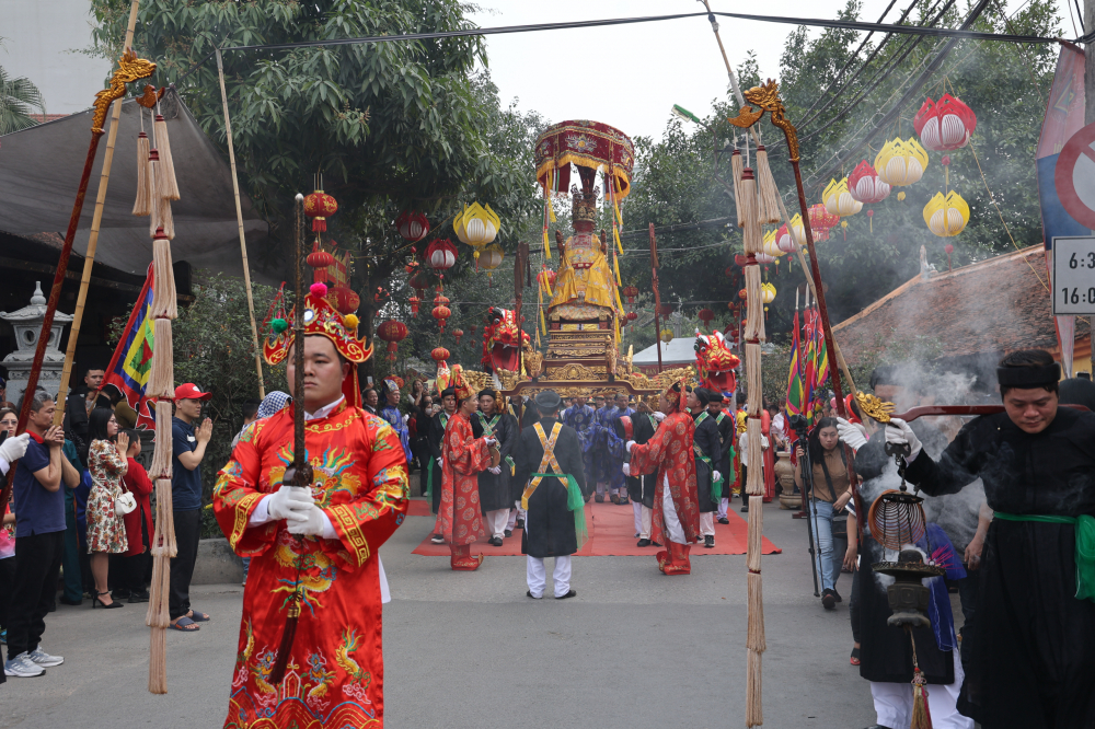 Lễ hội làng Triều Khúc diễn ra từ mùng 9 đến 12 tháng Giêng hàng năm, với lễ rước sắc Phùng Hưng mang ý nghĩa mời thánh nhân về ngự tại đại đình, mừng Ngài đăng quang, tạ ơn ngài đã ban cho dân làng một cuộc sống ấm no, an lành.