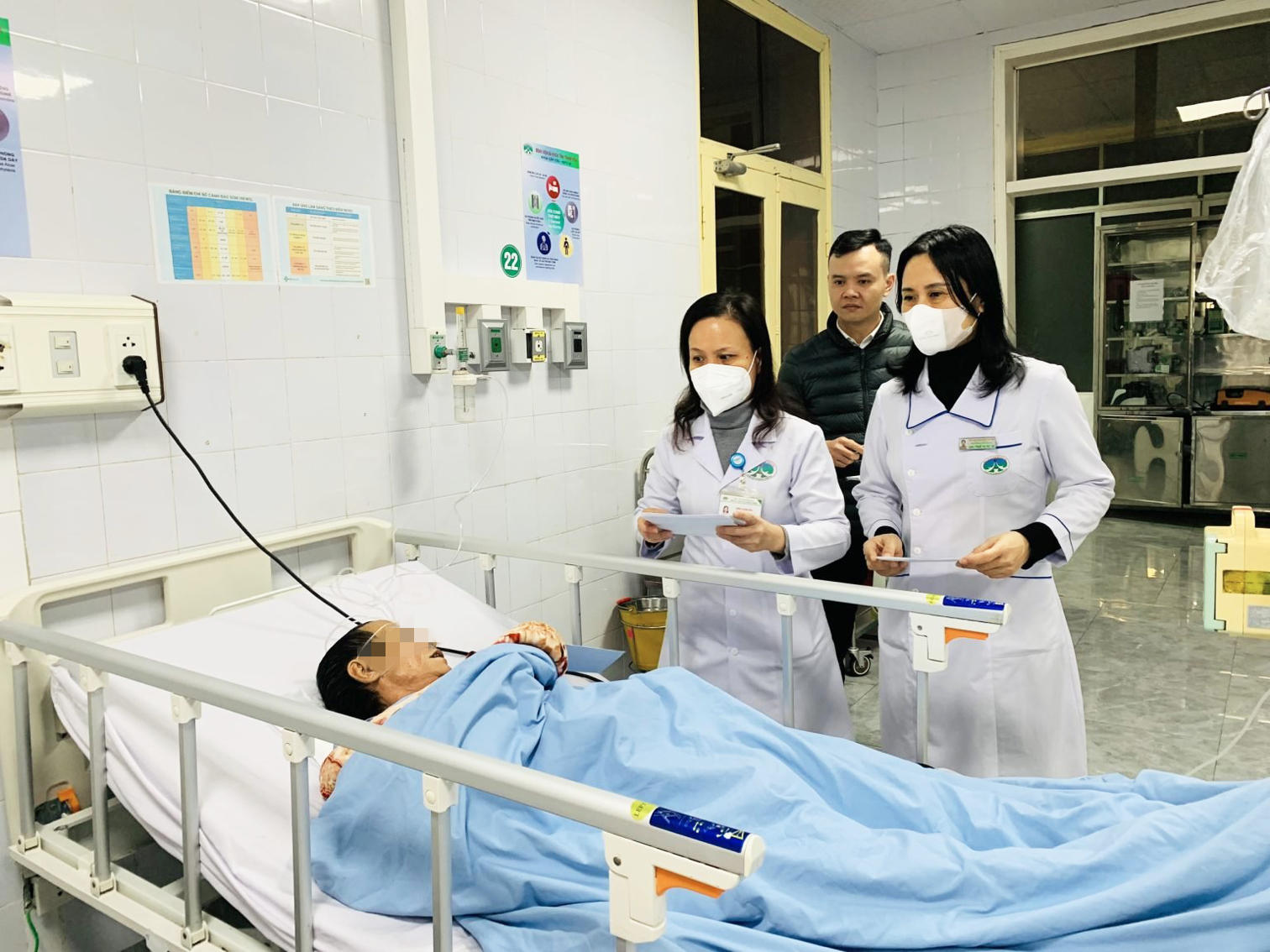 Các bác sĩ Bệnh viện Đa khoa Thanh Hóa thăm khám cho bệnh nhân đầu năm - Ảnh do bệnh viện cung cấp
