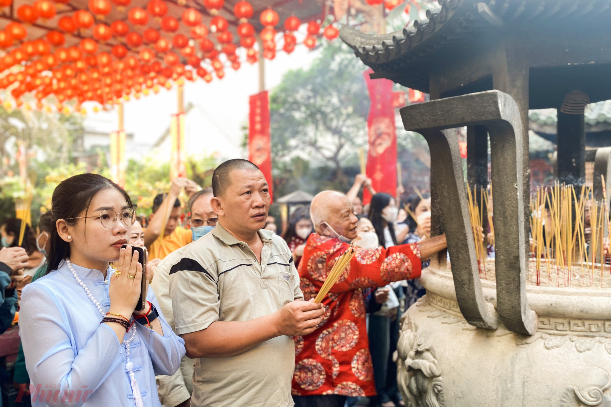 Mỗi người dân đến chùa dâng hương đều mong cho mọi sự tốt đẹp, bình an.