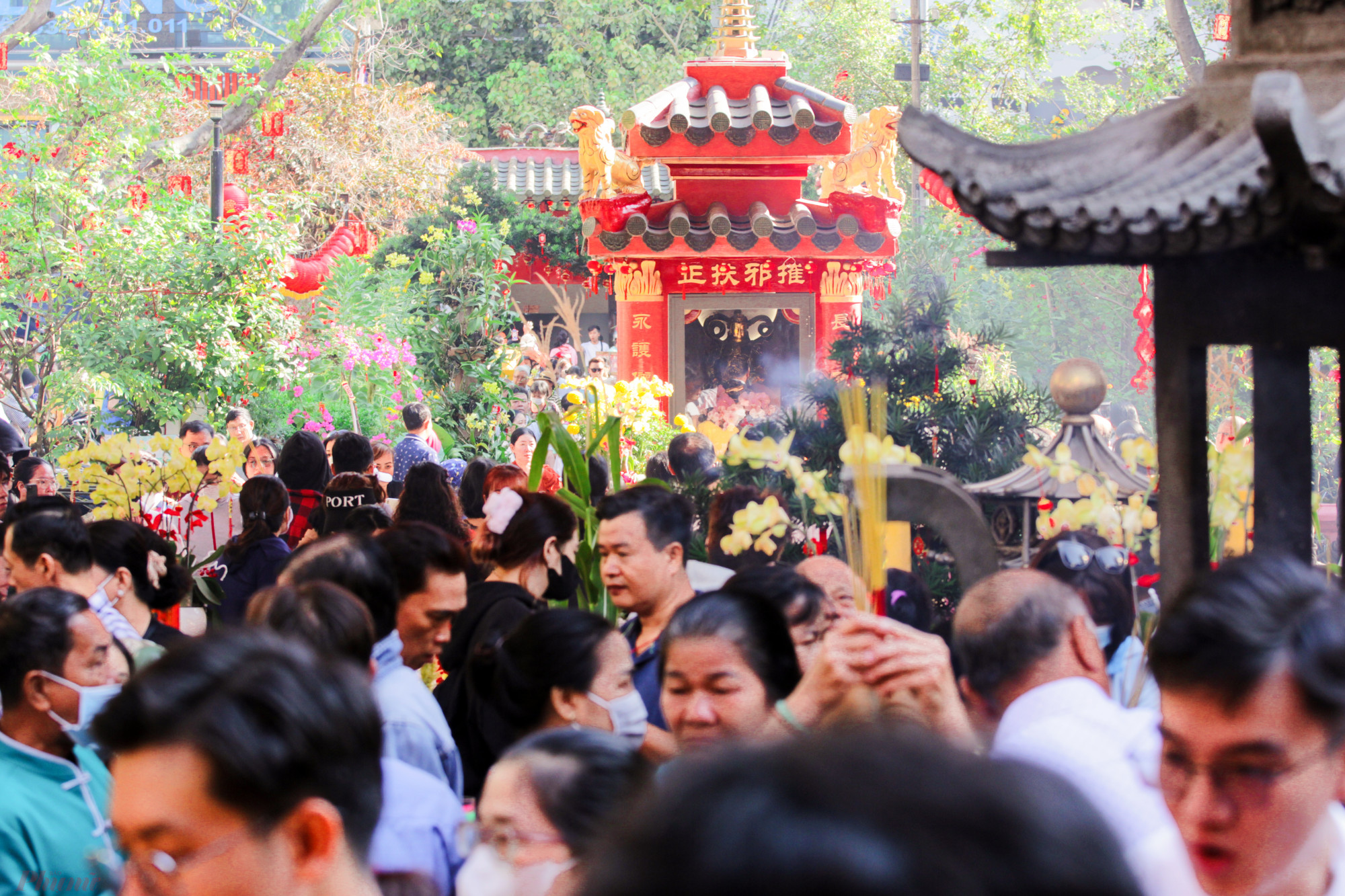 Theo ghi nhận, từ sáng đã có rất đông người dân đổ về chùa để dâng hương khiến các tuyến đường, khu vực trước chùa trở nên đông nghịt.