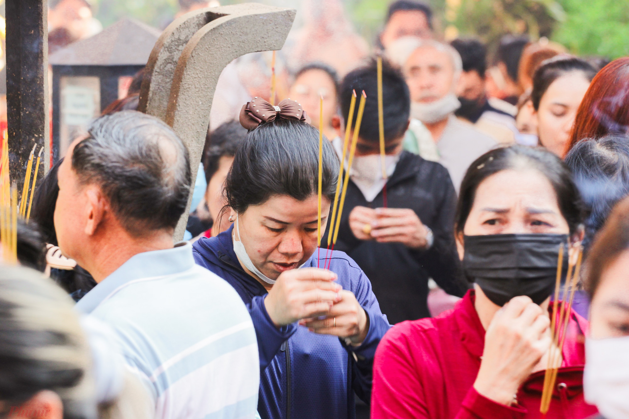 'Năm nào tôi cũng đến đây để khấn nguyện, cầu mong cho tất cả mọi người dân cũng như gia đình luôn bình an, mạnh khỏe', chị Thu Hằng chia sẻ.