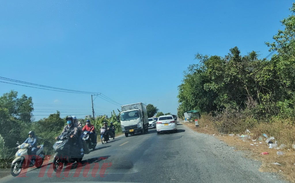 Quốc lộ 62 dài khoảng 76km, mặt đường nhỏ hẹp, trong khi lưu lượng phương tiện qua lại rất lớn