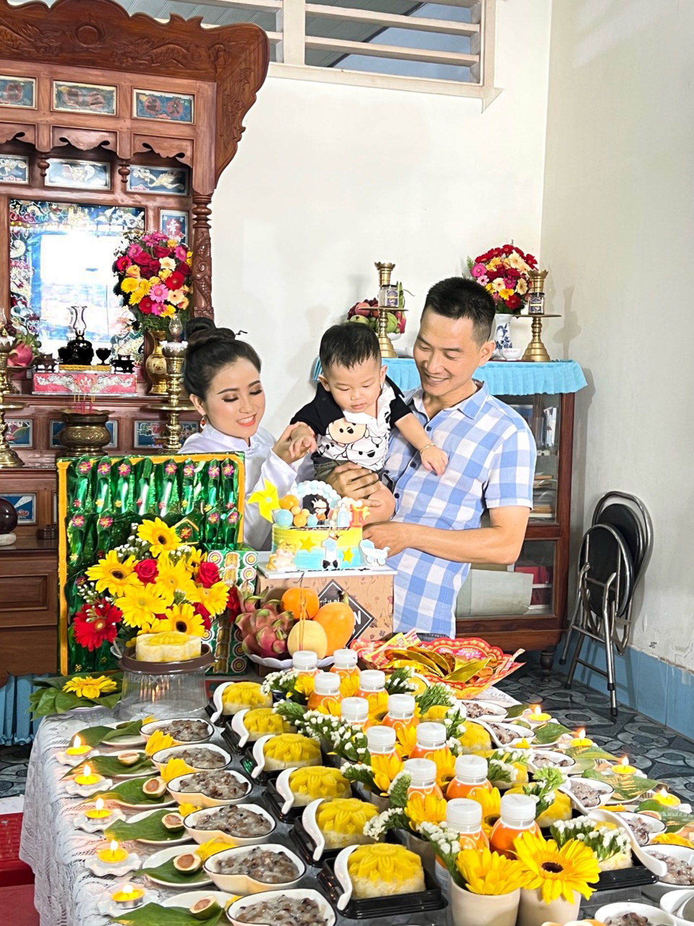 Tác giả Trương Huỳnh Anh Nhi cùng ông xã Nguyễn Hồng Kiểm trong ngày cúng thôi nôi bé Nguyễn Trương Minh Khôi