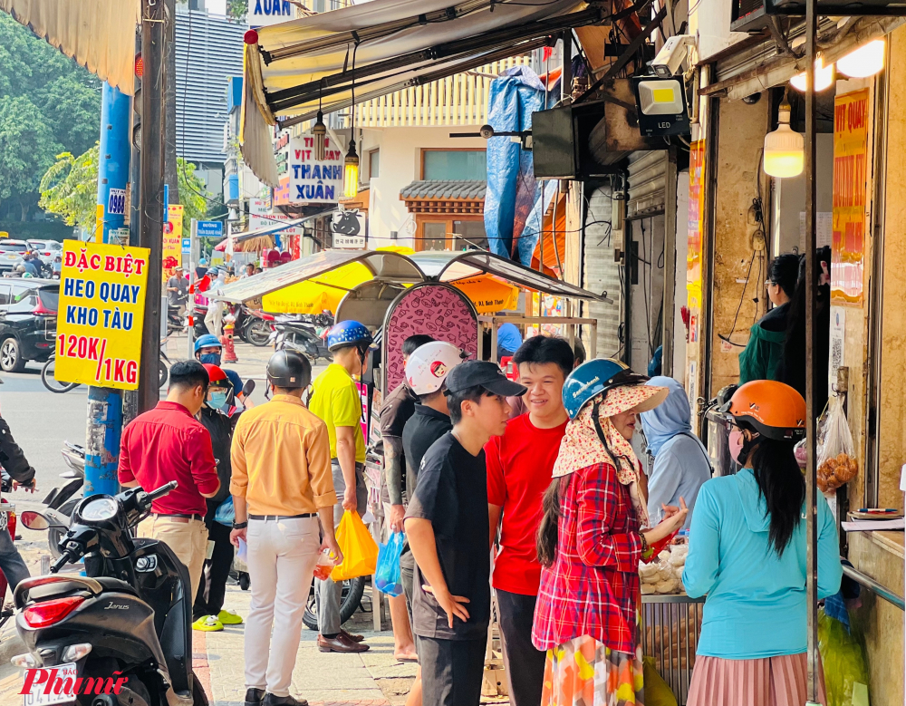 Khu vực kinh doanh thịt quay tại cầu Bông (nối quận 1 và Bình Thạnh) cũng khá đông khách trong sáng mùng 10. 