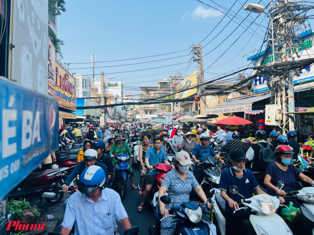 Tại nhiều khu vực ngã tư đoạn Bùi Hữu Nghĩa giao Vũ Tùng (quận Bình Thạnh) lượng phương tiện đông, nhiều người phải nhích từng chút một.