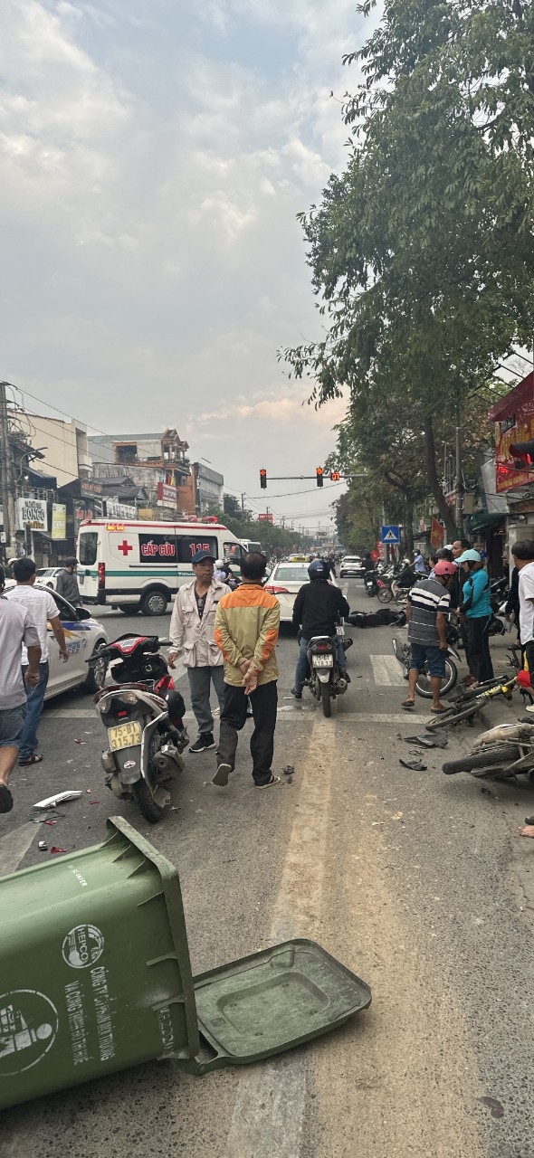 Khu vực tài xê đâm vào hàng loạt ce máy tại ngã ba rẻ vào đường Hồ Đắc Di TP Huế