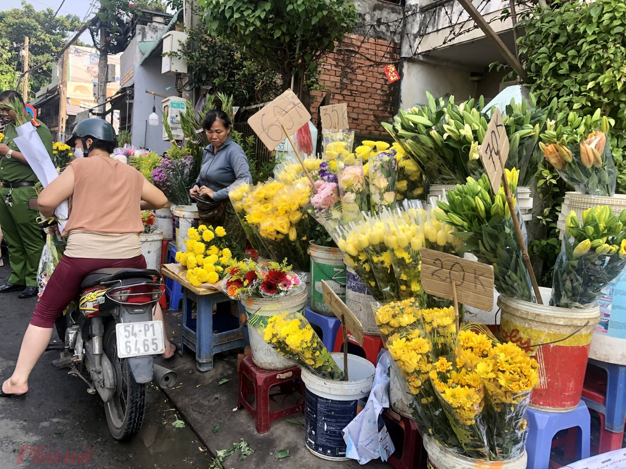 Tại đường Phạm Phú Thứ (quận 6, TPHCM), nơi tập trung khá đông người Hoa đang sinh sống, trong khi người Hoa rất coi trọng mâm lễ cúng kiếng ngày vía Thần Tài nên đoạn đường này kẹt xe nghiêm trọng do khách tập trung đến khu này để mua lễ vật cúng. Có đến cả chục người là lực lượng công an khu vực, dân quân tự vệ đến đây để điều phối xe.