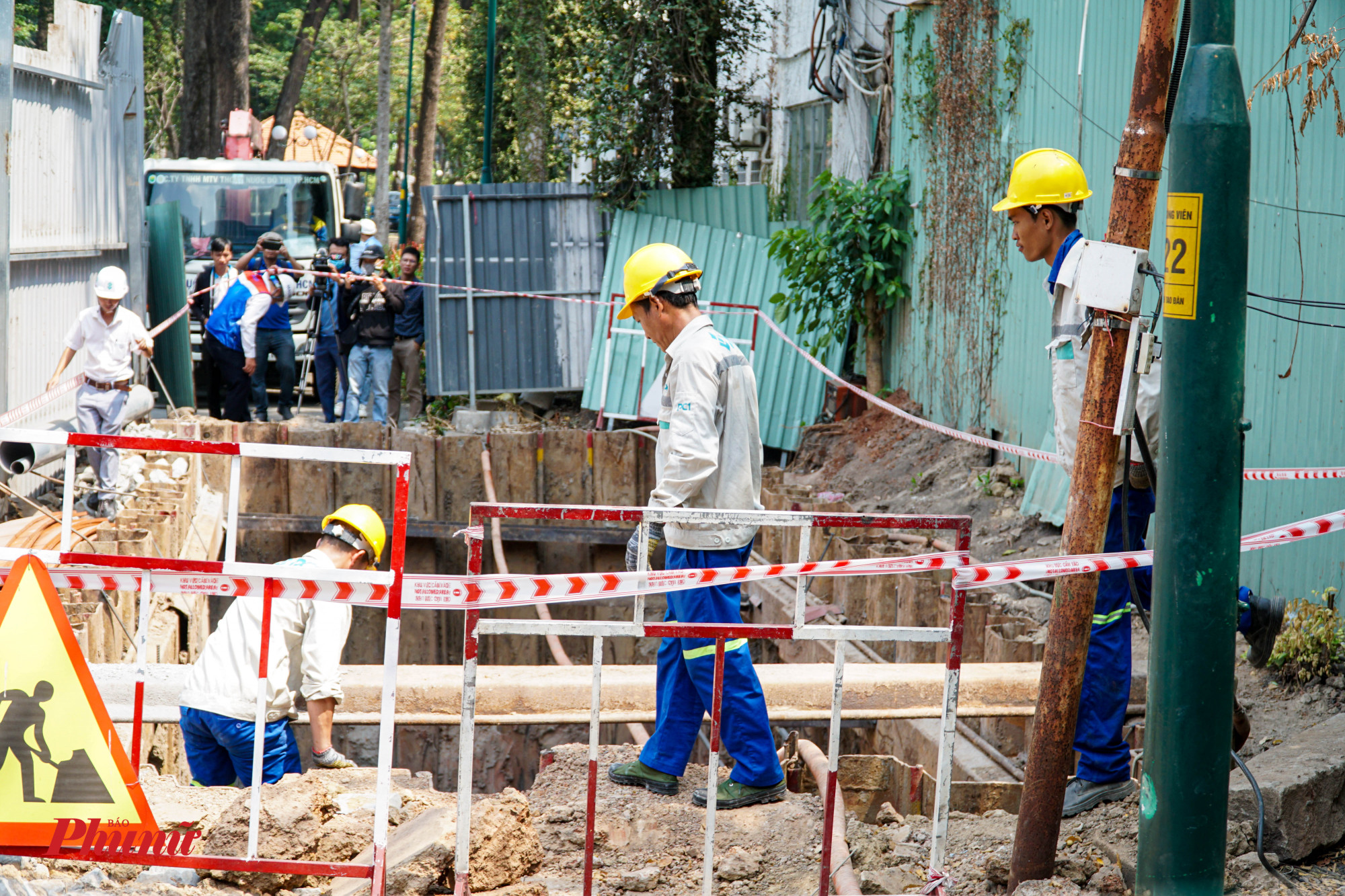 Trong quá trình đào đất, nhà thầu phải cẩn thận để đặt cáp ngầm xuống nhằm tránh rủi ro về sạc lở và để đảm bảo an toàn cho phương tiện, nhà dân.