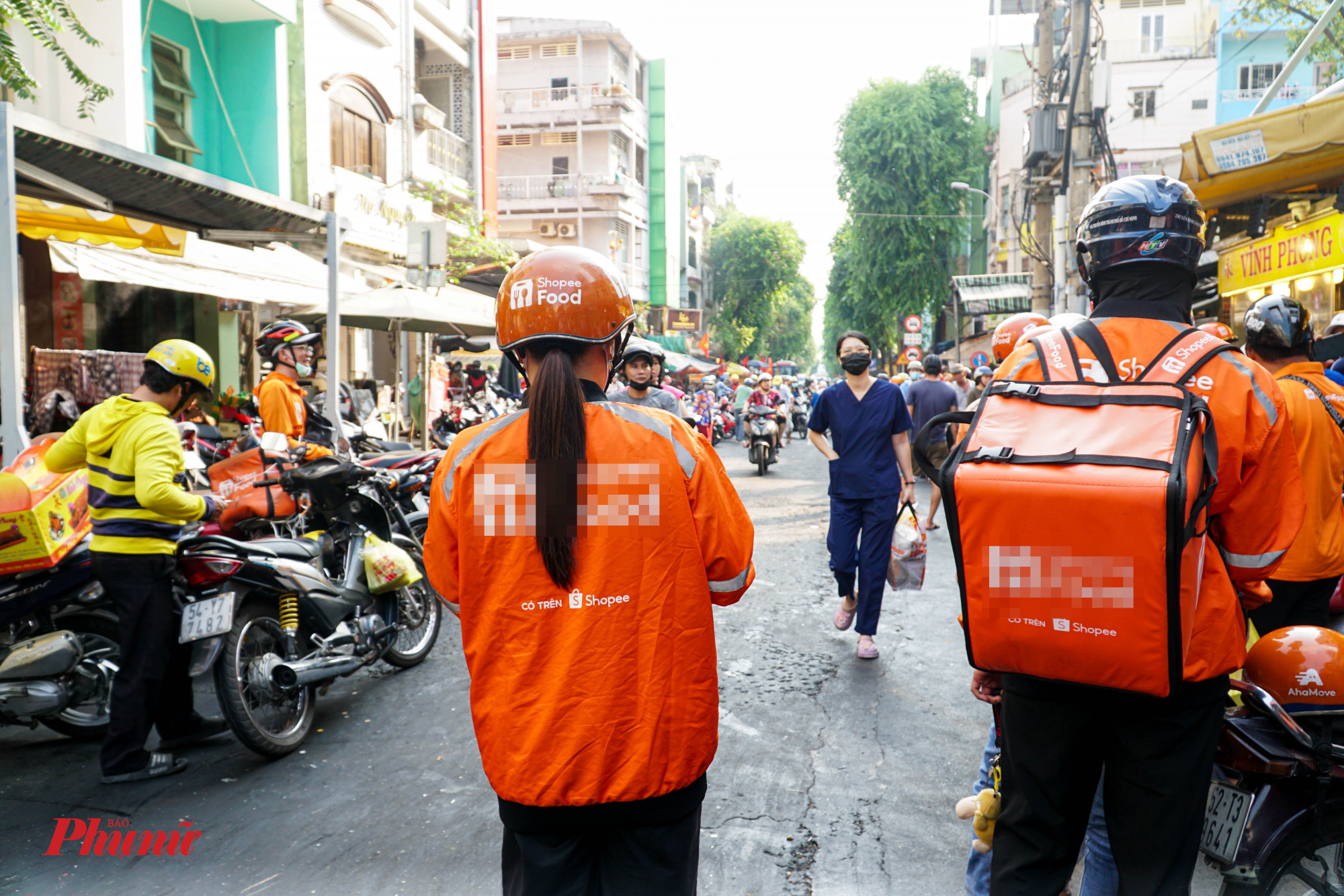 Nhung chưa đi được khỏi cửa hàng, thì đơn lại nổ lần thứ 2, vẫn là đơn hàng heo quay, và chị phải về cuối hàng đứng chờ