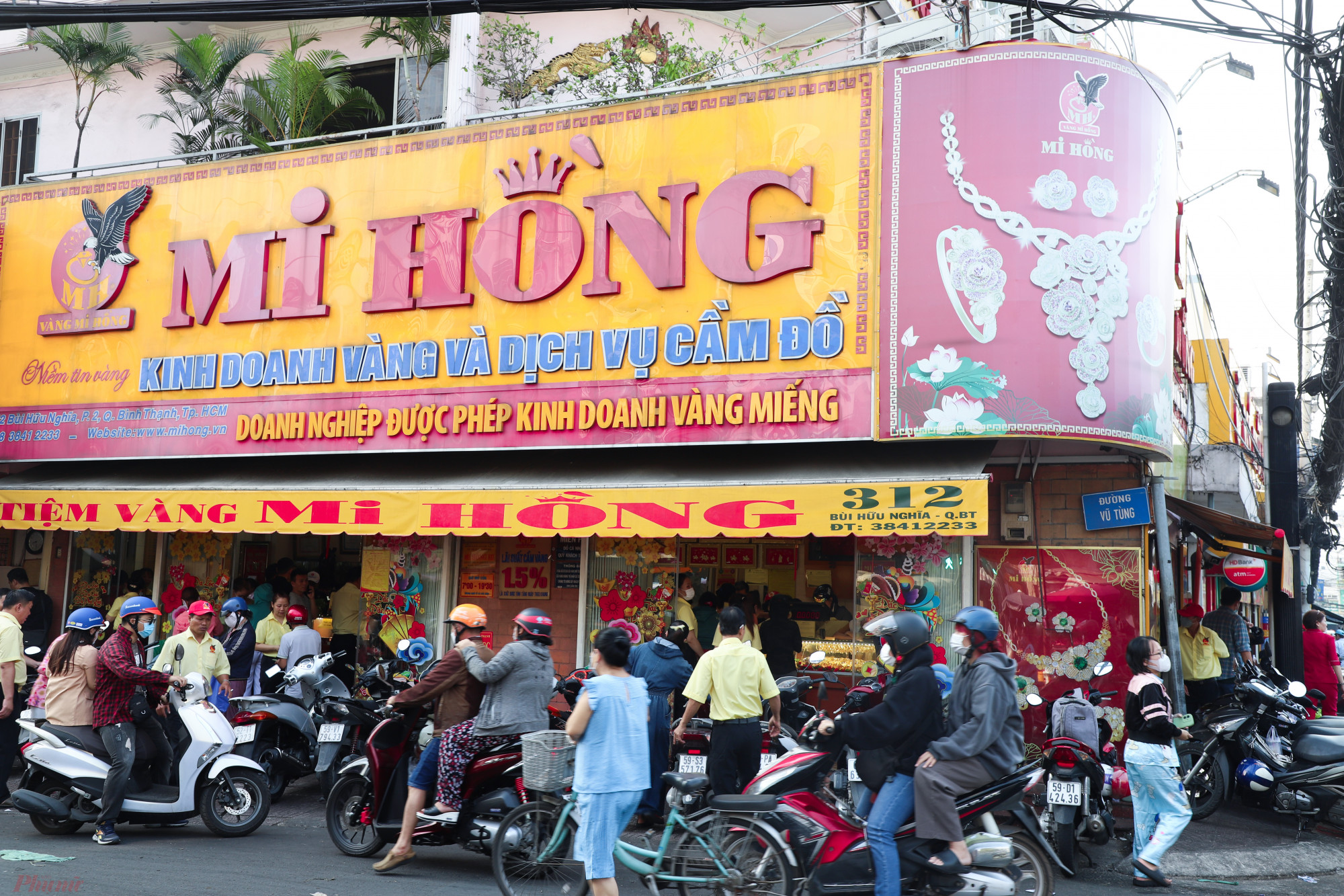  Tại cửa hàng vàng Mi Hồng trên đường Bùi Hữu Nghĩa (quận 1, TPHCM), lượng khách đến mua vàng đông gấp đôi ngày hôm qua nên khu vực này luôn trong cảnh kẹt xe, lực lượng chức năng phải liên tục điêu phối để không gây ùn tắc giao thông. Ảnh: Nguyễn Quang    