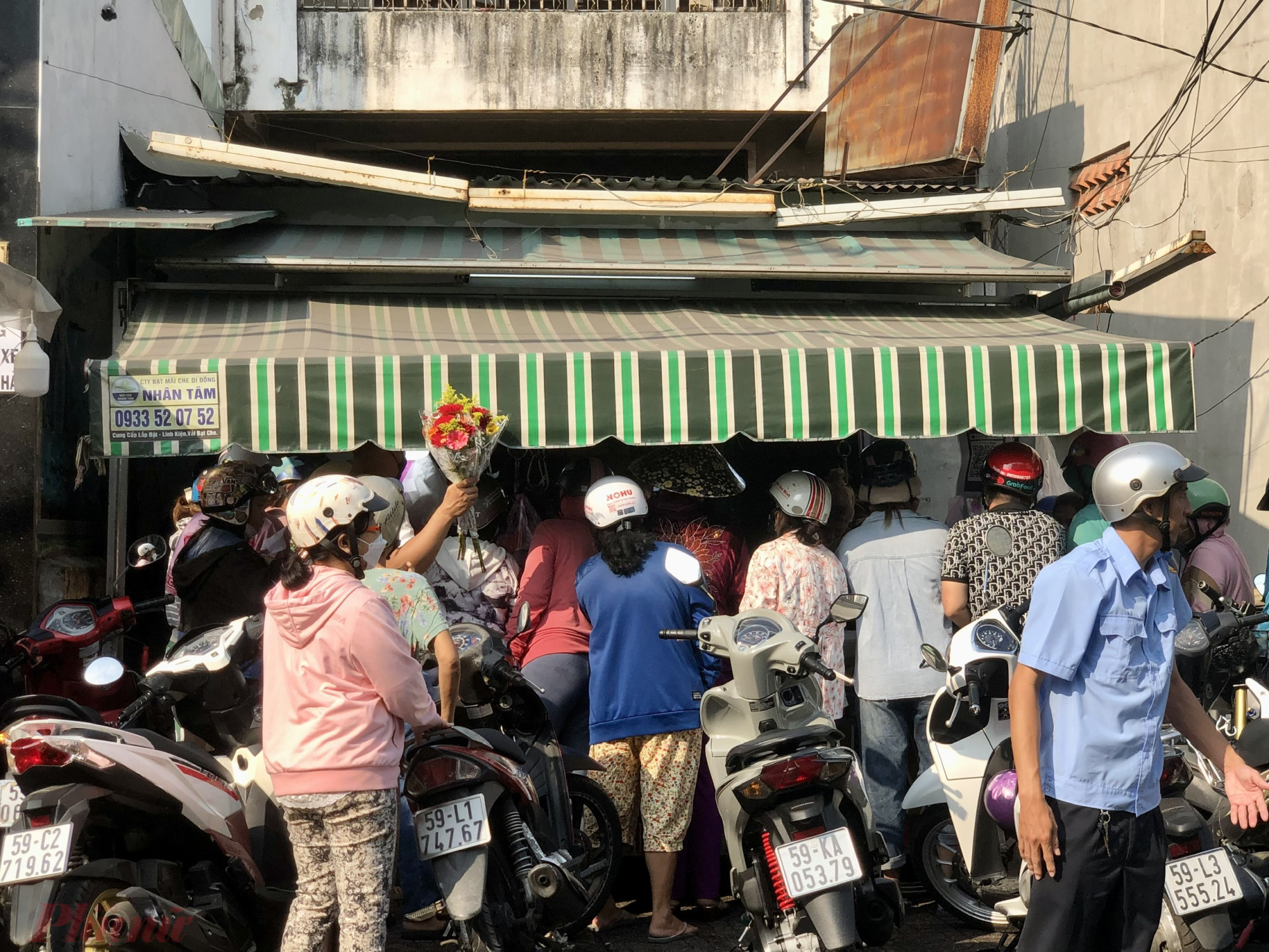 Các cửa hàng kinh doanh heo quay tại tuyến đường này cũng luôn trong tình trạng đông đúc, khách chen chân không lọt - Ảnh: Thanh Hoa