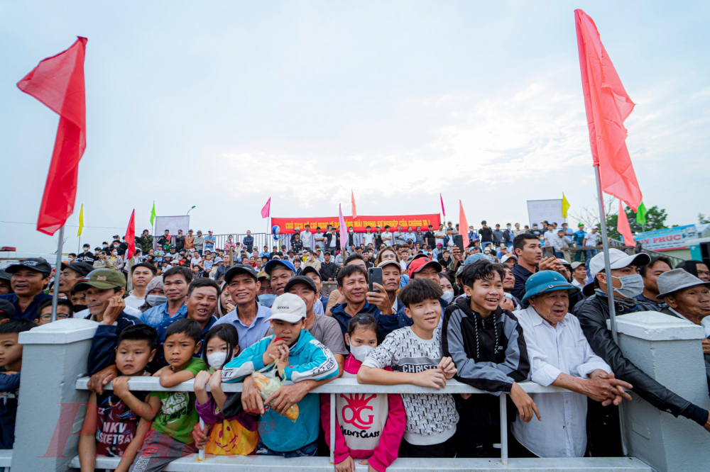 Từ sáng sớm, không khí lễ hội đã rộn ràng, tiếng trống rộn rã, băng rôn và cờ hoa rực rỡ đầy màu sắc. Người xem người dự nô nức, chen lấn tạo nên sức nóng của ngày hội. 