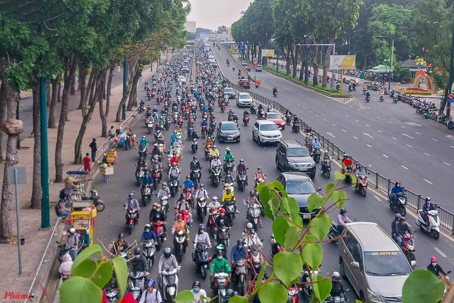 Khu vực cầu vượt Nguyễn Thái Sơn - Nguyễn Kiệm (quận Gò Vấp) tuy lượng phương tiện đông đúc nhưng không xảy ra ùn ứ như thời gian cao điểm trước đây..