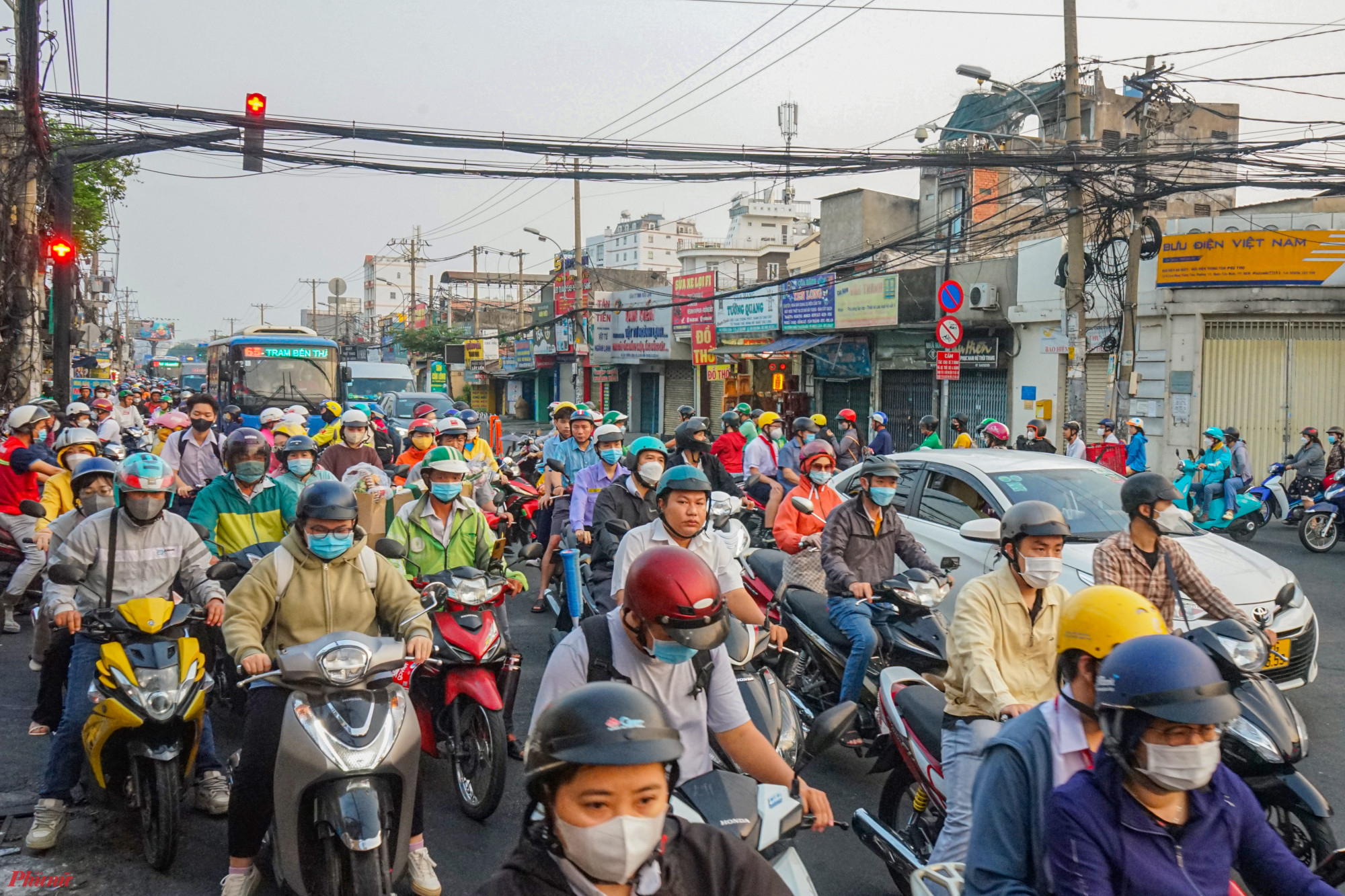 Là một trong những điểm đen về tình trạng kẹt xe, trong sáng nay tuyến đường Trường Trinh (quận Tân Bình) cũng không tránh khỏi tình trạng ùn ứ vào giờ cao điểm.