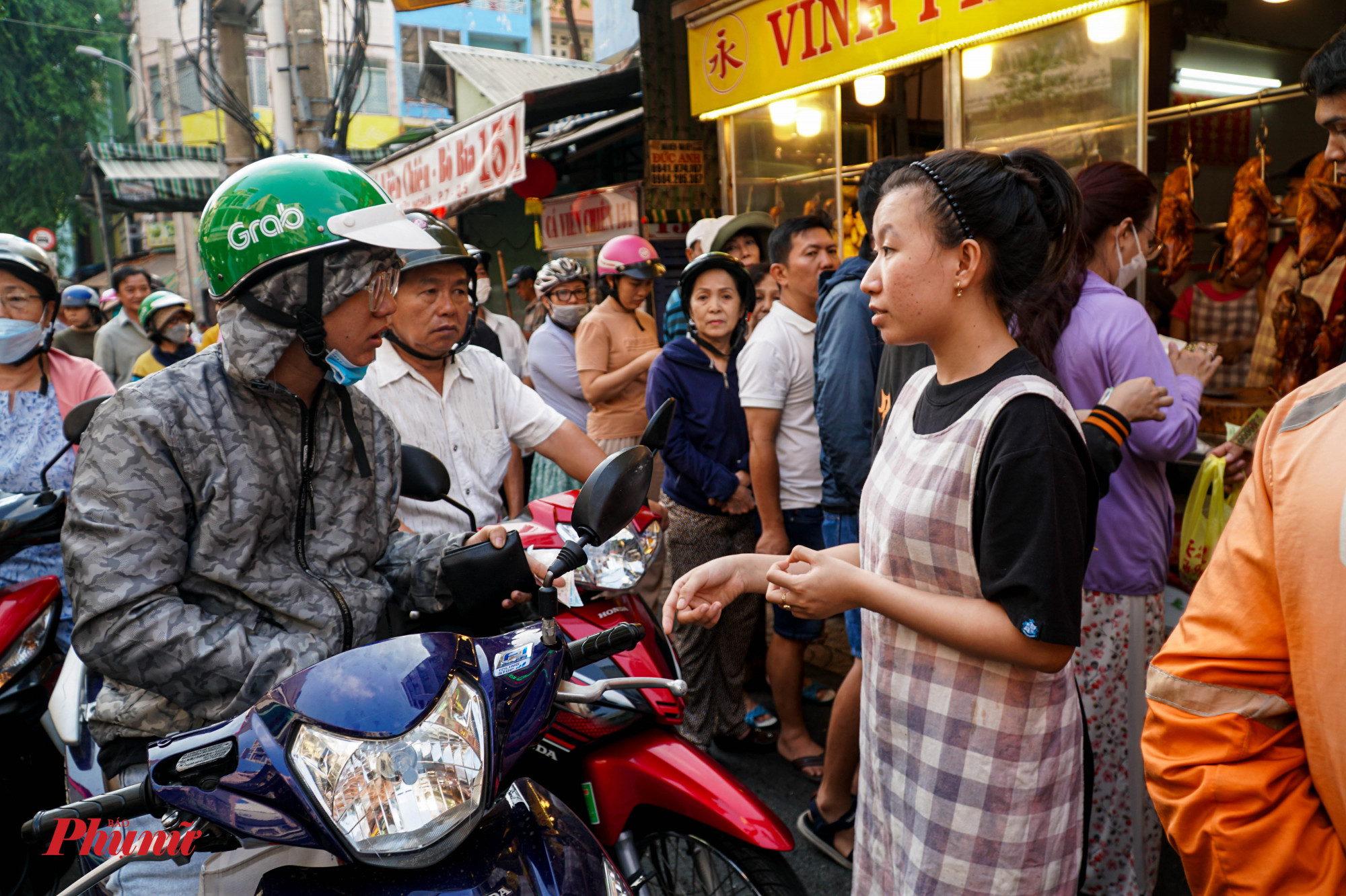 Nhiều người không đặt trước phải chờ khá lâu mới mua được hàng