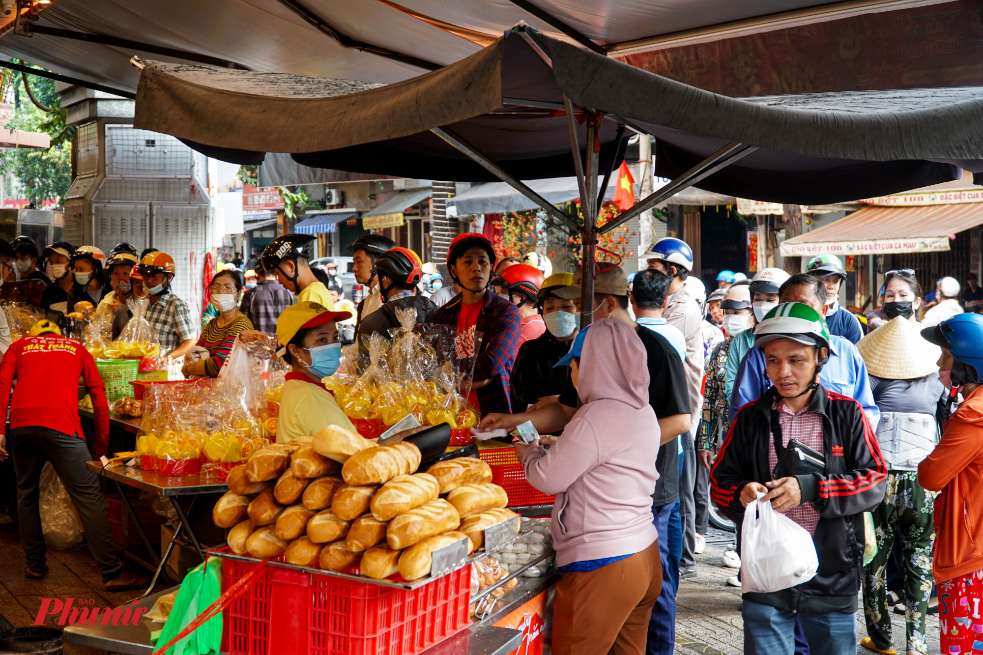 Bánh mì cũng là mặt hàng được săn đón trong sáng nay, khi