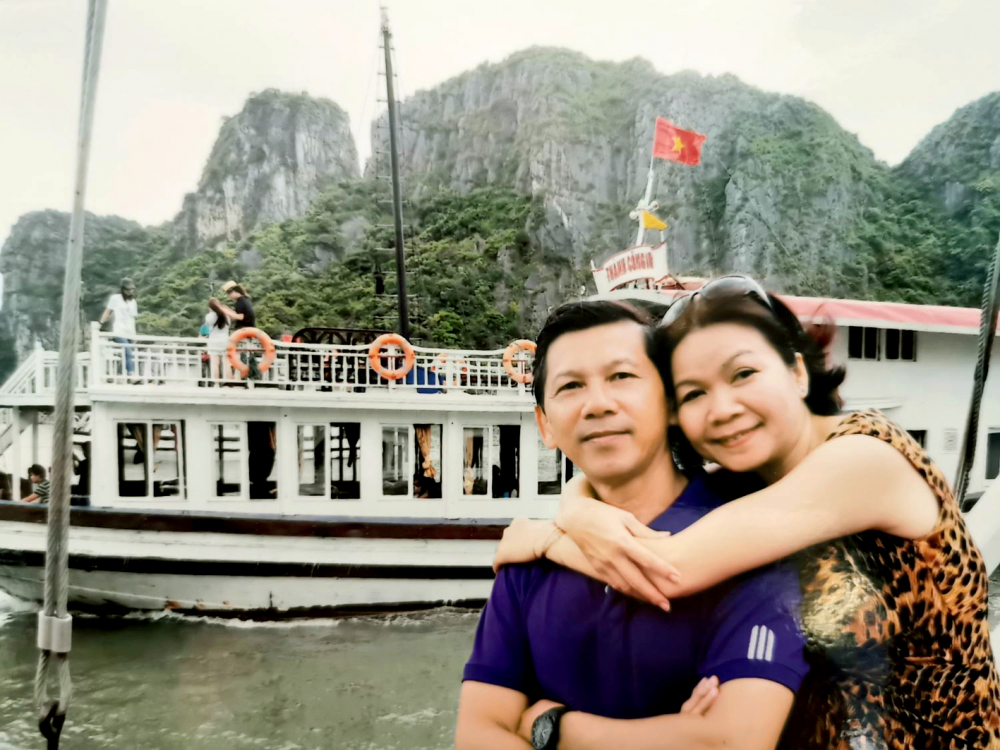 Vợ chồng tác giả du lịch Hạ Long, năm 2016
