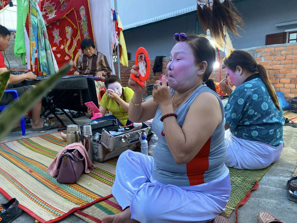 Những nghệ nhân hát bội thuộc công ty TNHH biểu diễn nghệ thuật Nhơn Hưng (thị xã An Nhơn, Bình Định), được người dân xã Nghĩa An thuê về hát, phục vụ người dân trong 3 ngày