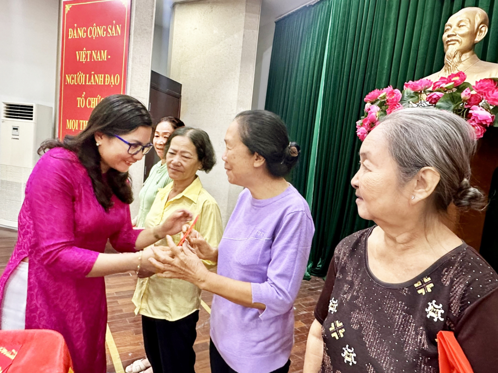 Bà Nguyễn Thị Ngọc Linh - Phó chủ tịch Hội LHPN TPHCM - mừng tuổi chị em phụ nữ người Hoa nhân dịp năm mới