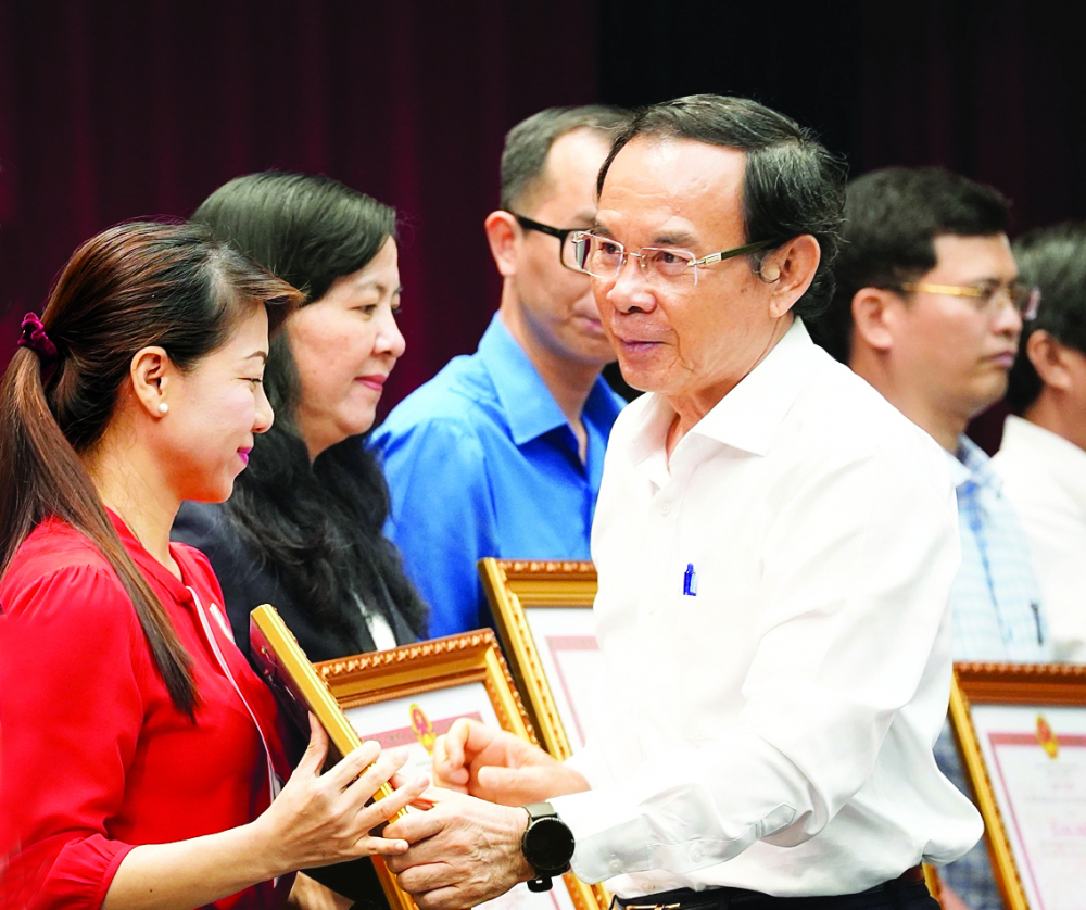 Bí thư Thành ủy TPHCM Nguyễn Văn Nên trao tặng bằng khen cho các cơ quan, đơn vị hoàn thành tốt nhiệm vụ chăm lo tết Giáp Thìn 2024 trên địa bàn - Ảnh: Tú Ngân