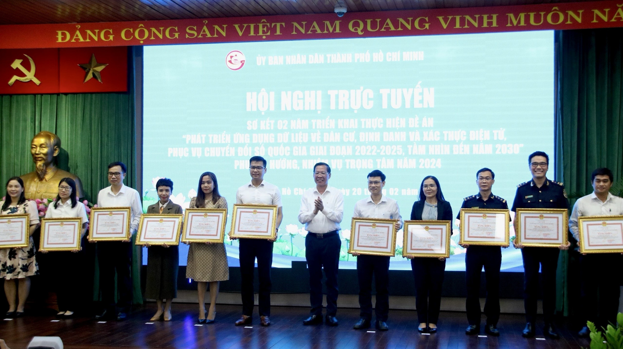 Chủ tịch UBND TPHCM Phan Văn Mãi (giữa) trao bằng khen cho đại diện các tập thể có thành tích xuất sắc trong 02 năm triển khai, thực hiện Đề án 06