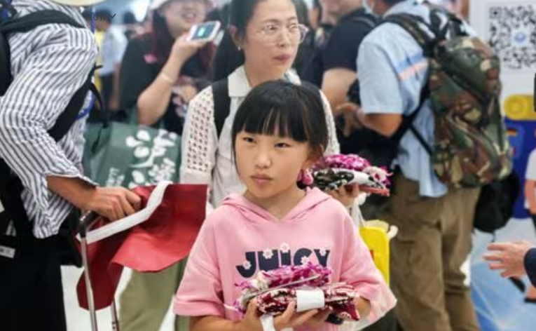 Khách du lịch Trung Quốc đến trong buổi lễ chào đón đợt khách du lịch Trung Quốc đầu tiên theo chương trình nhập cảnh miễn thị thực 5 tháng tại Sân bay Quốc tế Bangkok, Thái Lan, ngày 25 tháng 9 năm 2023. REUTERS/Athit Perawongmetha/