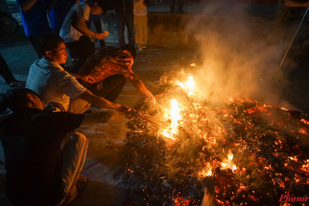 Mọi người thường vun lửa cho nhau, người ở trong sẽ đưa lửa cho người ở ngoài để thể hiện sự đoàn kết của tình làng nghĩa xóm.