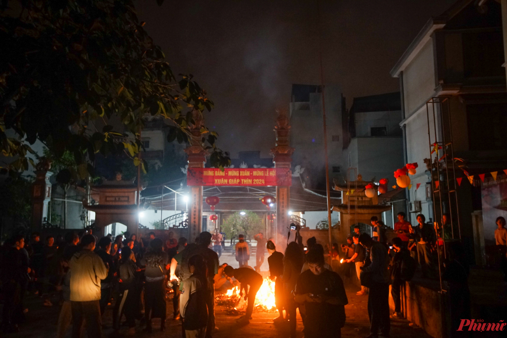 Một điều rất đẹp tại hội này đó là hoàn toàn không có việc chen lấn xô đẩy hay giành dật nhau. Mọi người cùng nhau lấy đỏ, ai lấy được thì chia lửa cho người sau theo quan niệm sự may mắn càng chia sẻ thì càng tốt đẹp.