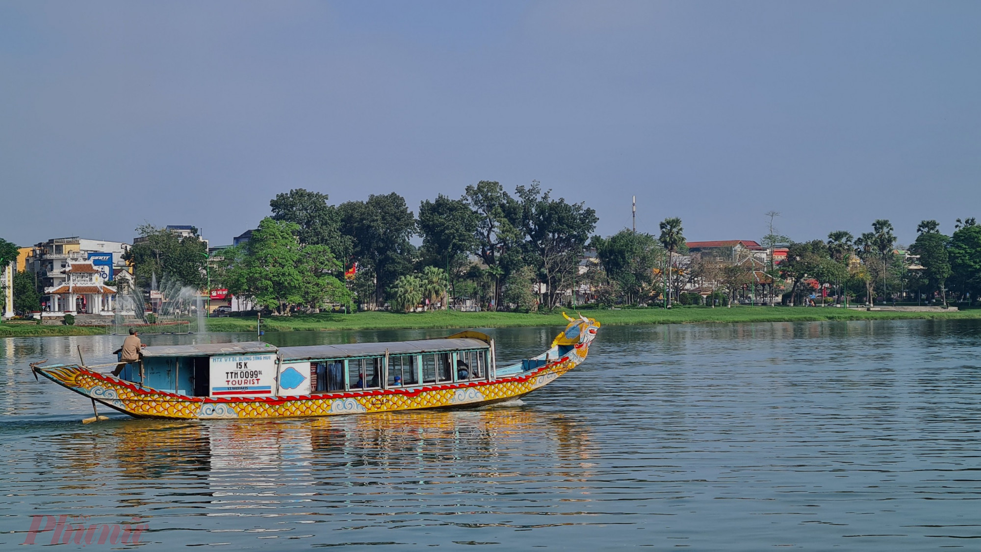 Đến với Thành Phố Huế, không thể nào bỏ qua vẻ đẹp thơ mộng của dòng sông Hương. Làn nước màu xanh ngọc cùng những công trình, cỏ cây, hoa lá tạo nên cảm giác trong lành đến khó tả