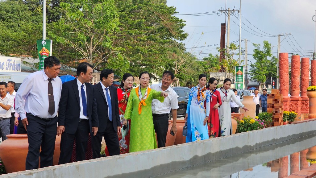 Bí thư Tỉnh ủy Bùi Văn Nghiêm, Chủ tịch UBND tỉnh Lữ Quang Ngời và các đại biểu của tỉnh Vĩnh Long tham quan đường gốm đỏ và hoa dài nhất Việt Nam.