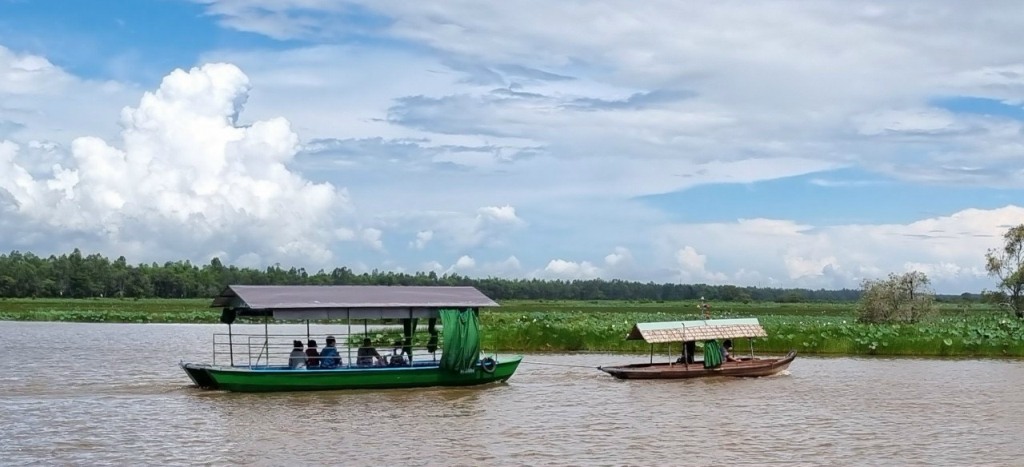 Dịch vụ xuồng kéo phục vụ du khách tại Khu du lịch Tràm Chim (huyện Tam Nông, tỉnh Đồng Tháp)