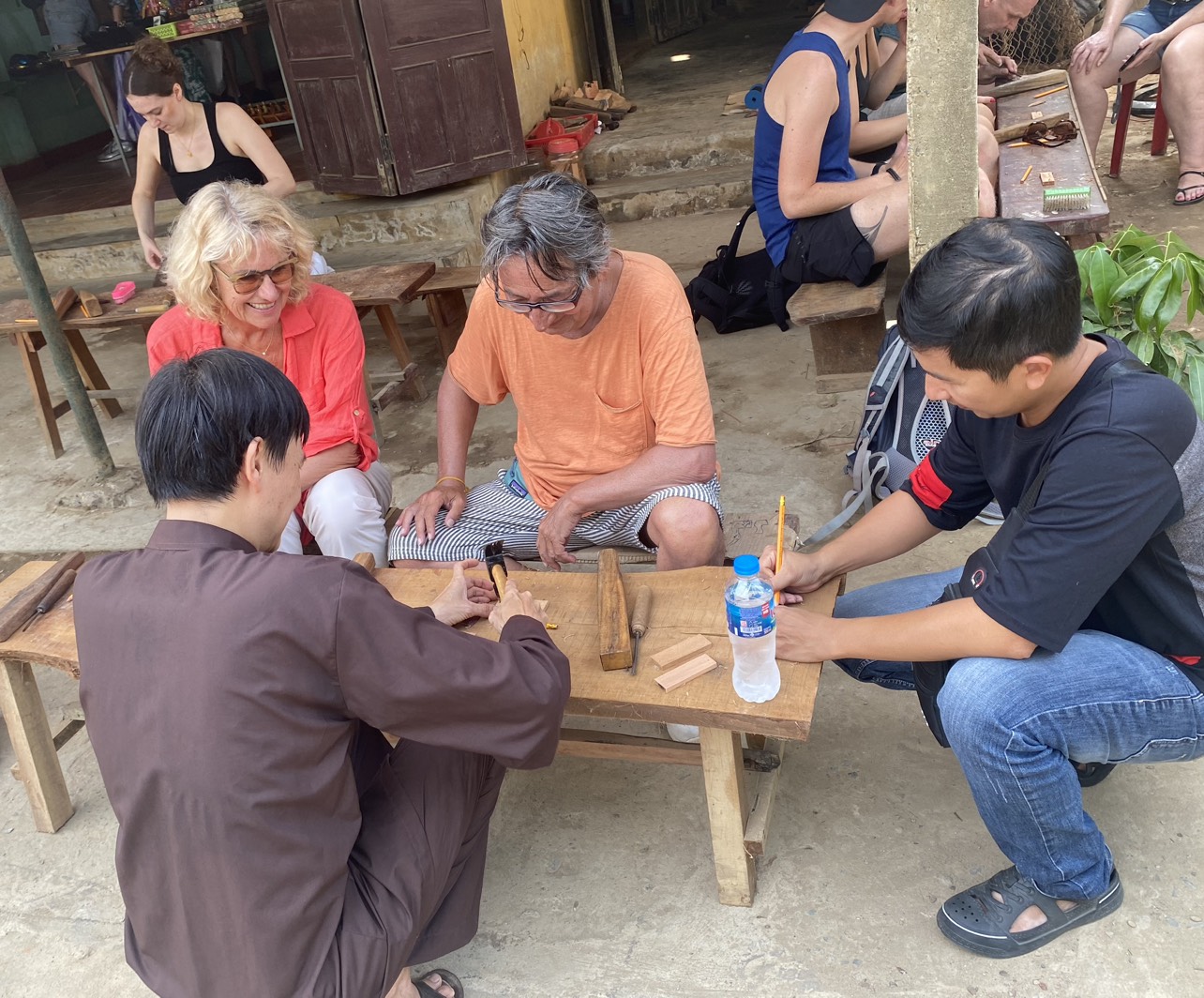 Nghệ nhân làng Kim Bồng tận tay hướng dẫn du khách làm mộc